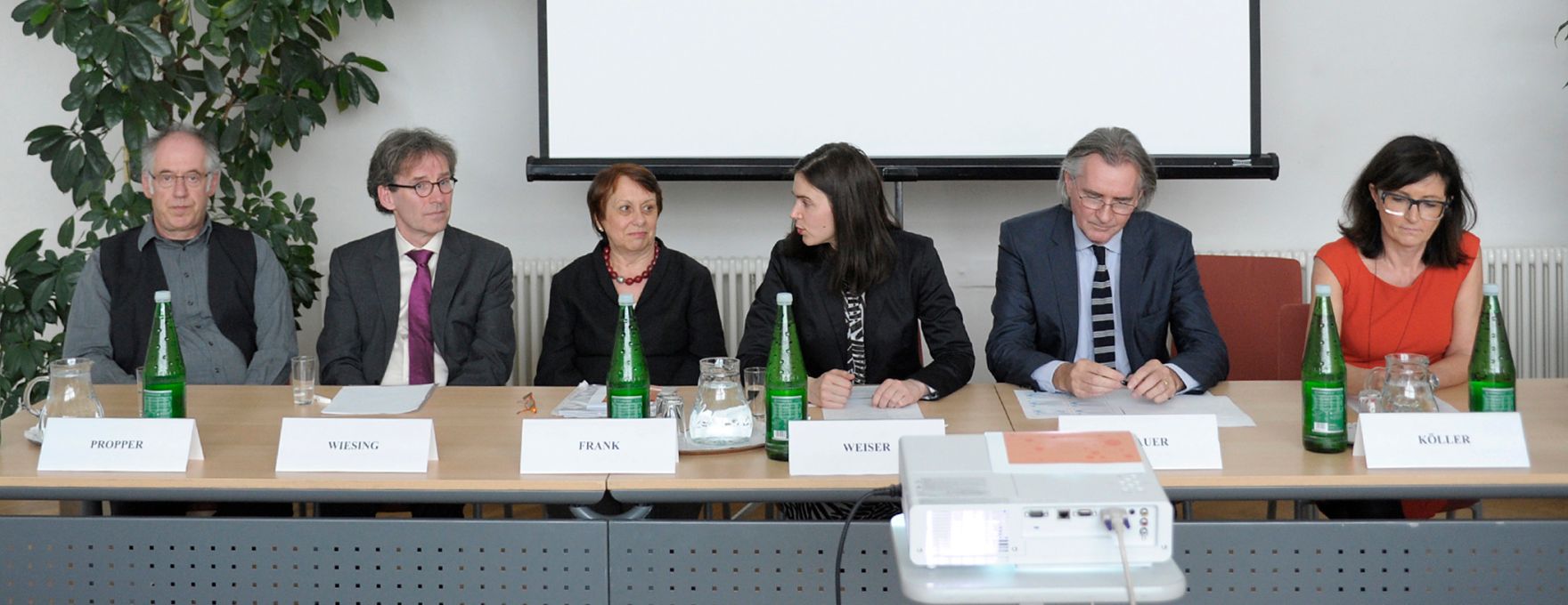 Am 23. April 2014 fand anl&auml;sslich der europ&auml;ischen Impfwoche der Weltgesundheitsorganisation die Veranstaltung &bdquo;Ethik und Impfen&ldquo; im Bundeskanzleramt statt. Im Bild (v.l.n.r.) Bernhard Propper, Urban Wiesing, Elisabeth Frank, Moderatorin Ulrike Weiser, Karl Franz Zwiauer und Ursula K&ouml;ller.