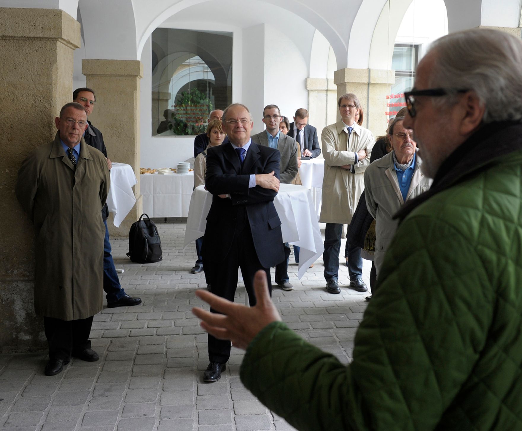 Am 30. Mai 2014 fand im Palais Porcia das Pre-Opening der Ausstellung &quot;Extraausgabee -! Die Medien und der Krieg 1914-1918&quot; statt. Im Bild Sektionschef Manfred Matzka (m.) und k&uuml;nstlerischer Ausstellungsleiter Hans Hoffer (r.).
