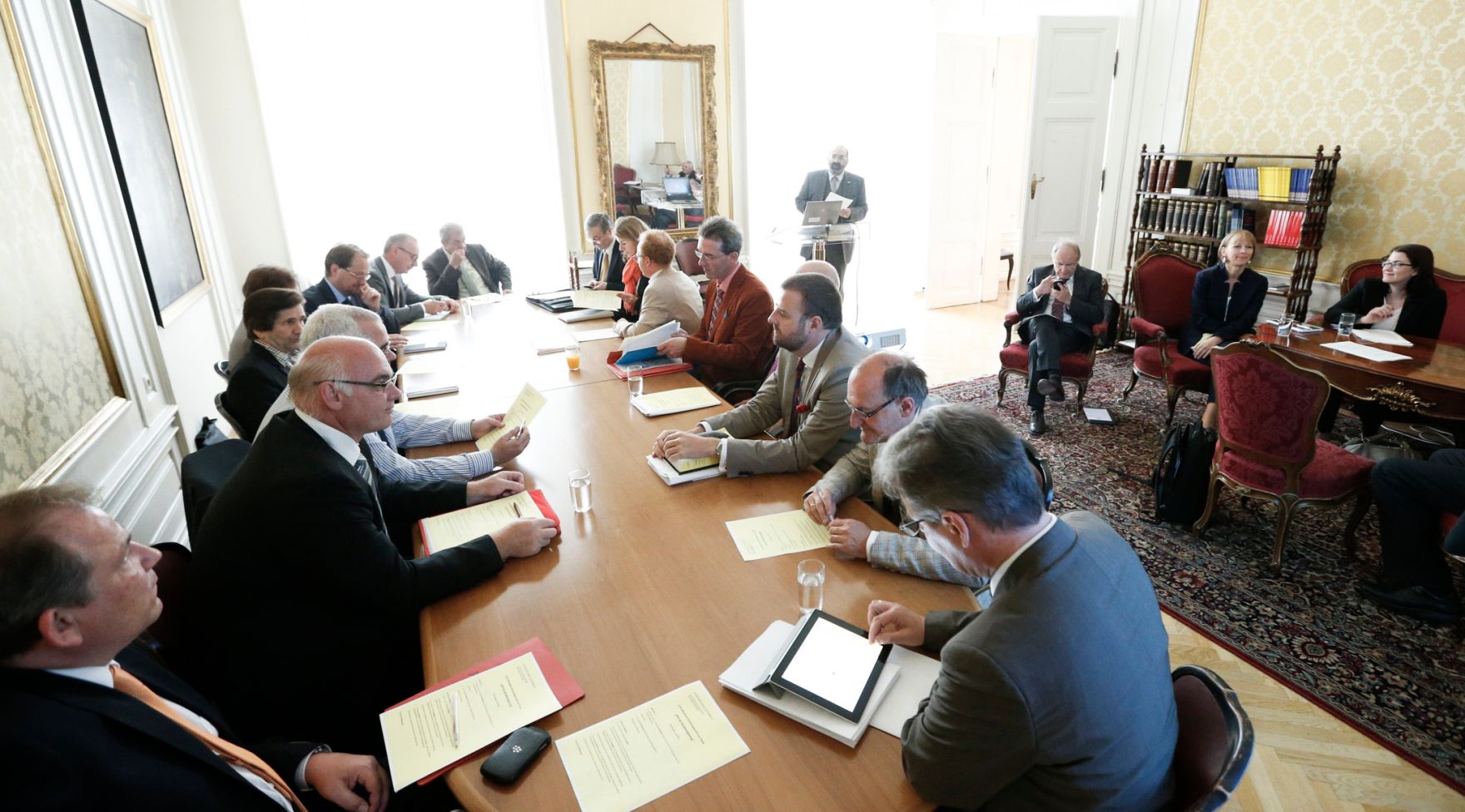 Am 5. Juni 2014 fand im Institut f&uuml;r Staatsorganisation und Verwaltungsreform ein nicht-&ouml;ffentliches Werkstattgespr&auml;ch zum Thema &bdquo;Amt der Bundesregierung&ldquo; statt. Am Rednerpult Institutsleiter Priv.-Doz. Dr. Alexander Balthasar bei der Er&ouml;ffnung.