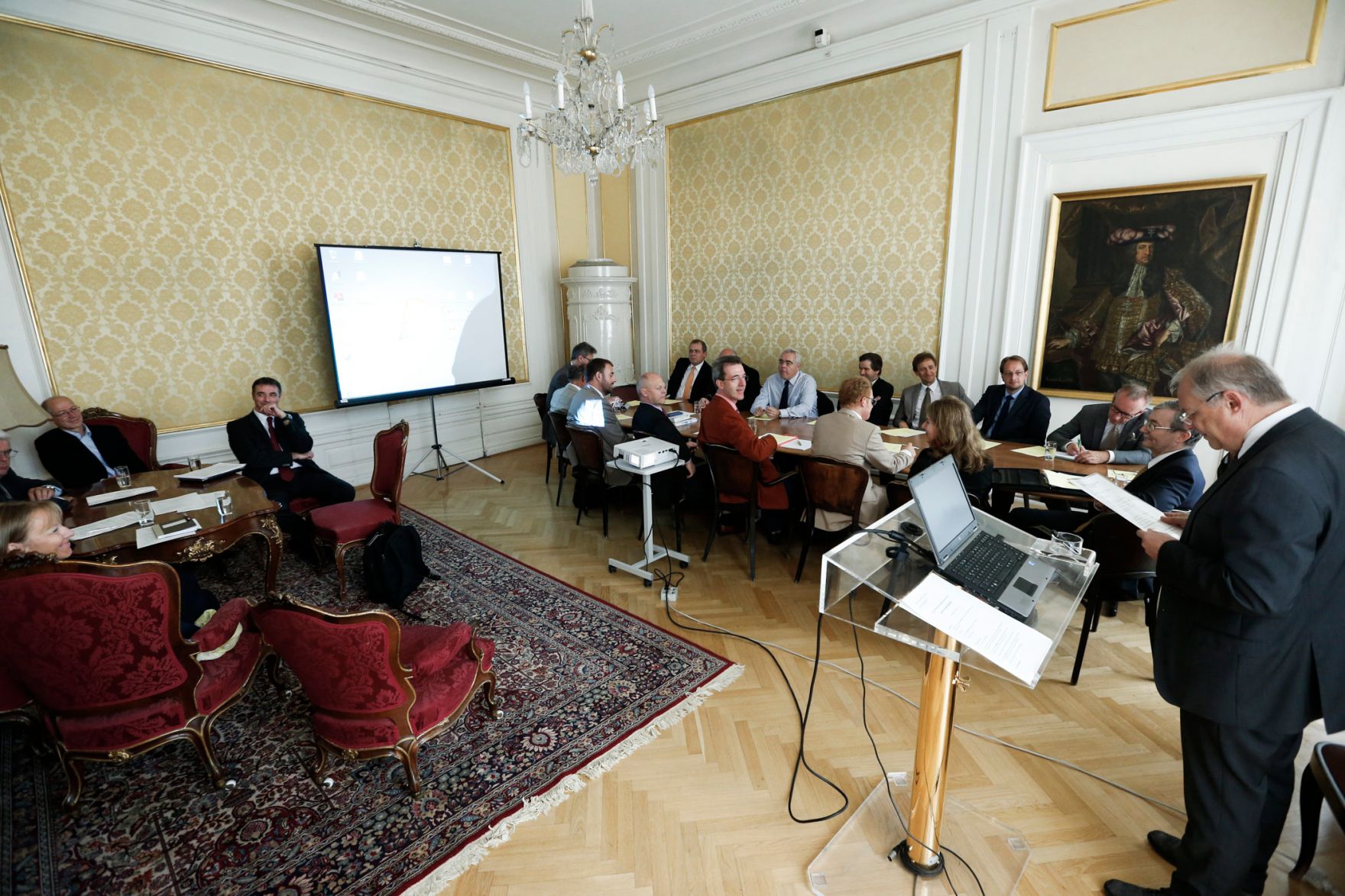 Am 5. Juni 2014 fand im Institut f&uuml;r Staatsorganisation und Verwaltungsreform ein nicht-&ouml;ffentliches Werkstattgespr&auml;ch zum Thema &bdquo;Amt der Bundesregierung&ldquo; statt. Am Rednerpult der Pr&auml;sidialchef des Bundeskanzleramtes, SC Dr. Manfred Matzka, bei der thematischen Einf&uuml;hrung.