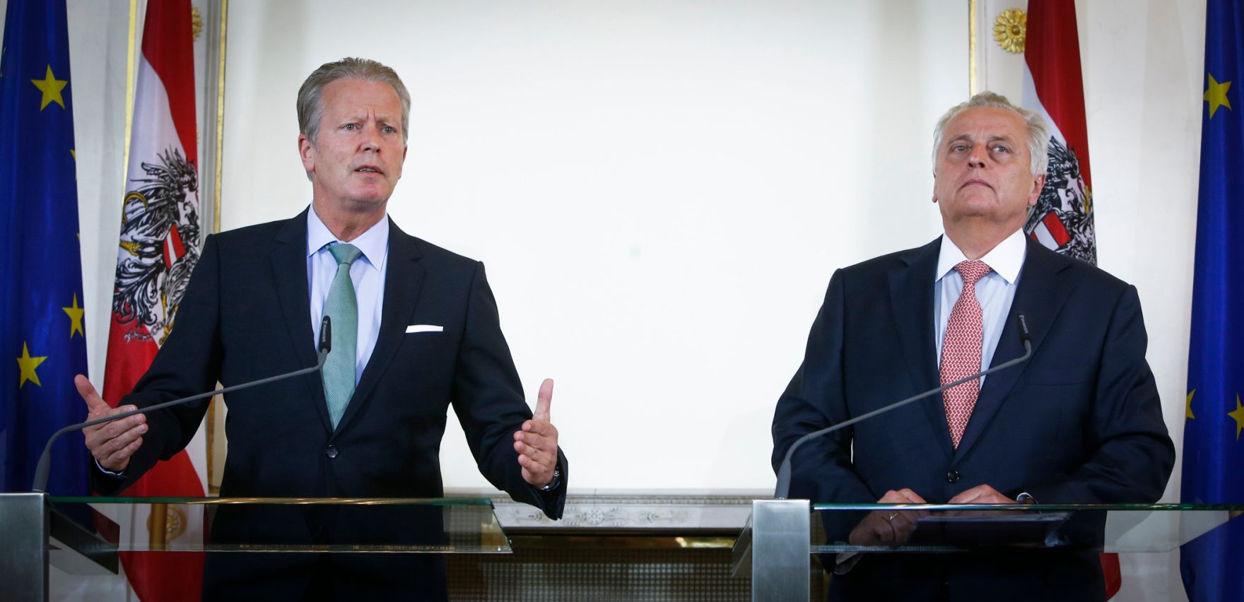 Sozialminister Rudolf Hundstorfer (r.) mit Wirtschaftsminister Reinhold Mitterlehner (l.) beim Pressefoyer nach dem Ministerrat am 17. Juni 2014.