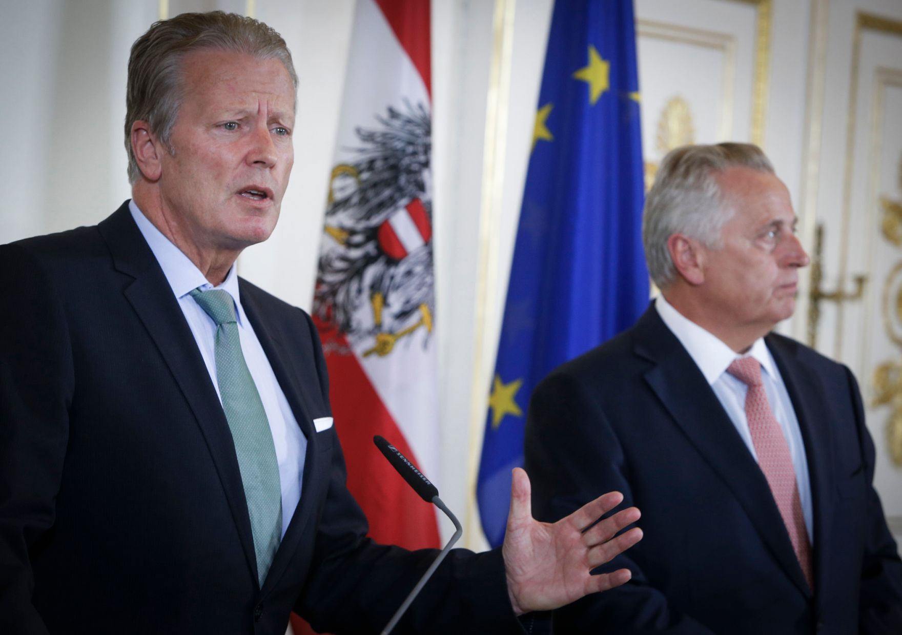 Sozialminister Rudolf Hundstorfer (r.) mit Wirtschaftsminister Reinhold Mitterlehner (l.) beim Pressefoyer nach dem Ministerrat am 17. Juni 2014.