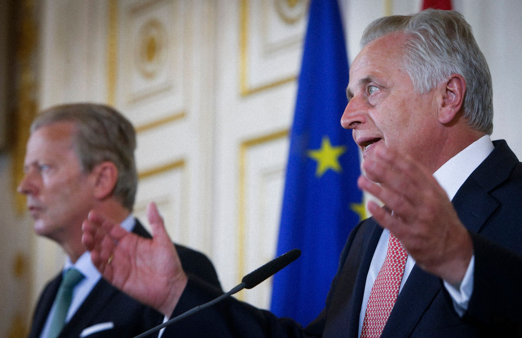 Sozialminister Rudolf Hundstorfer (r.) mit Wirtschaftsminister Reinhold Mitterlehner (l.) beim Pressefoyer nach dem Ministerrat am 17. Juni 2014.