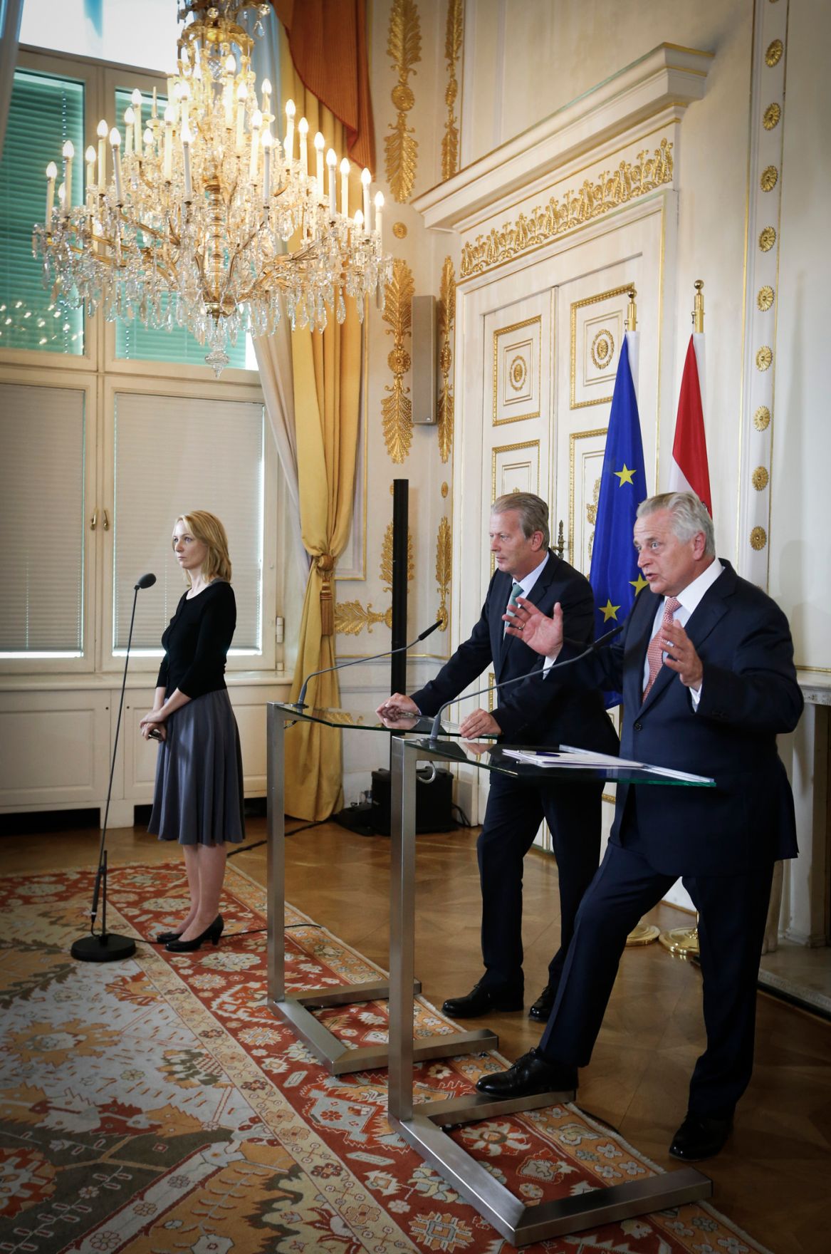 Sozialminister Rudolf Hundstorfer (r.) mit Wirtschaftsminister Reinhold Mitterlehner (l.) beim Pressefoyer nach dem Ministerrat am 17. Juni 2014.
