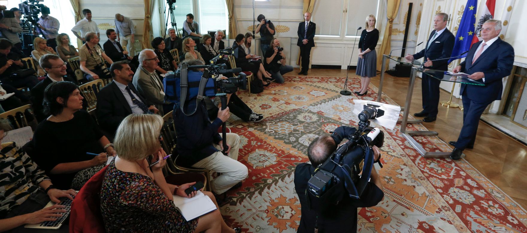 Sozialminister Rudolf Hundstorfer (r.) mit Wirtschaftsminister Reinhold Mitterlehner (l.) beim Pressefoyer nach dem Ministerrat am 17. Juni 2014.