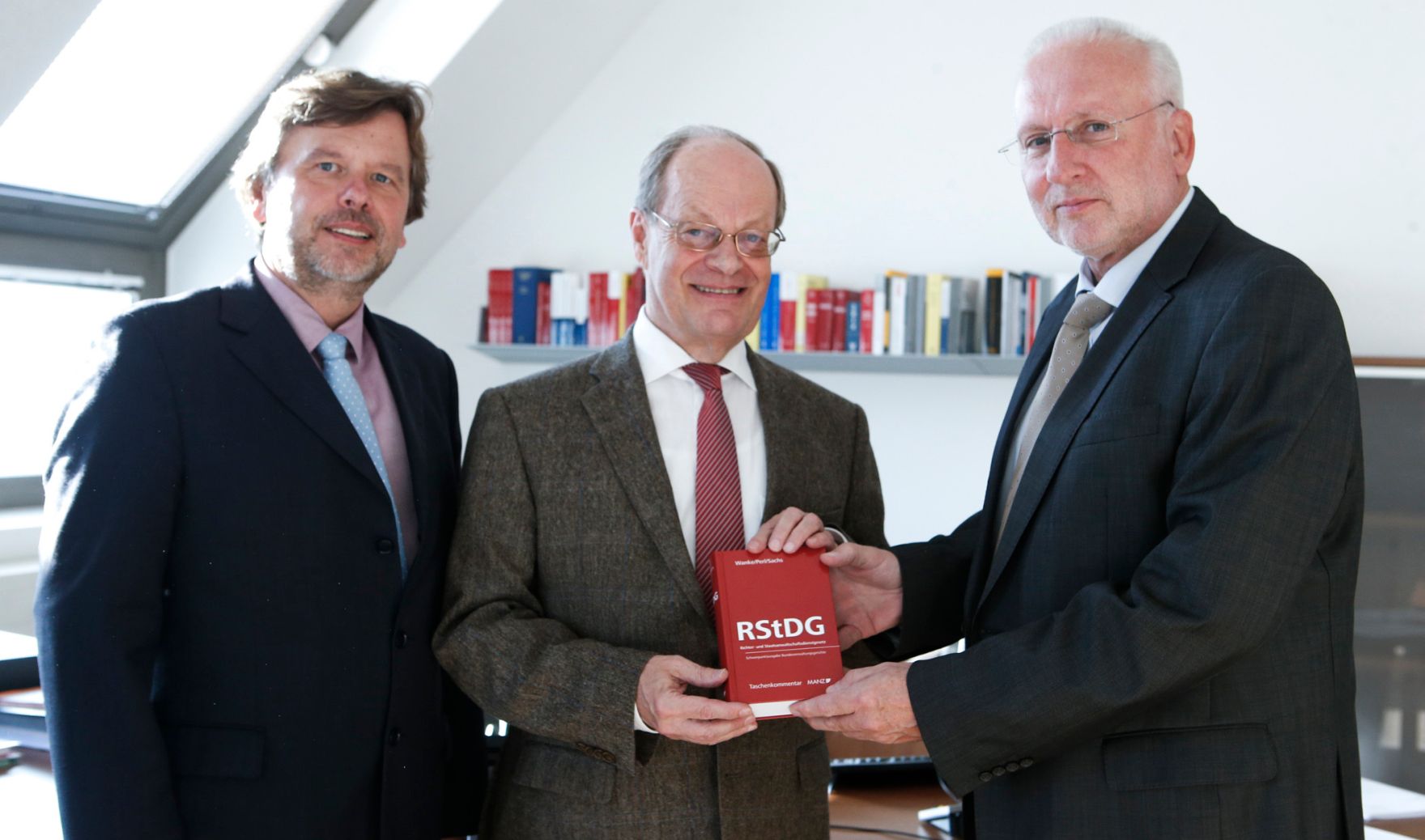 Am 14. Oktober 2014 lud das Bundesverwaltungsgericht die Gewerkschaft &Ouml;ffentlicher Dienst zu einem Gespr&auml;ch. Im Bild (v.r.n.l.) BVwG-Pr&auml;sident, Harald Perl mit Vorstand-Stellvertreter des Pr&auml;sidiums der G&Ouml;D, Willi Gloss und BVwG-Vizepr&auml;sident, Michael Sachs.