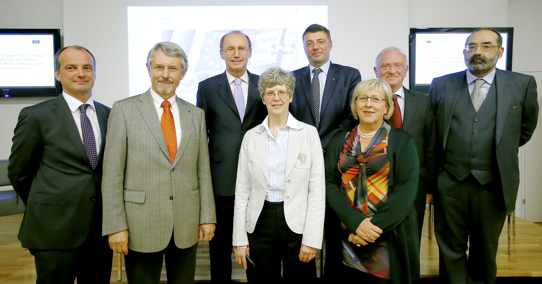 Am 13. November 2014 fand im wiener Haus der Europ&auml;ischen Union eine Veranstaltung zum Thema &quot;Wie das Europa der B&uuml;rger neu aufsetzen?&ldquo; statt. Von links nach rechts: Georg Pfeifer (Leiter des Informationsb&uuml;ros des Europ&auml;ischen Parlaments in &Ouml;sterreich), MEP aD Friedhelm Frischenschlager, MEP Othmar Karas, Prof. Melanie Sully, MEP J&ouml;rg Leichtfried, MEP aD Eva Lichtenberger, Luc van den Brande (Mitglied des Ausschusses der Regionen der EU), Priv.-Doz. Alexander Balthasar.