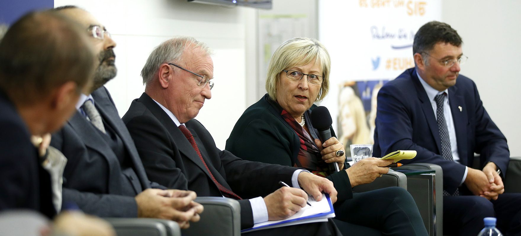 Am 13. November 2014 fand im wiener Haus der Europ&auml;ischen Union eine Veranstaltung zum Thema &quot;Wie das Europa der B&uuml;rger neu aufsetzen?&ldquo; statt. Mit Mikrophon: die fr&uuml;here tiroler Landesr&auml;tin, Abgeordnete zum tiroler Landtag, zum Nationalrat und zum Europ&auml;ischen Parlament, Eva Lichtenberger.