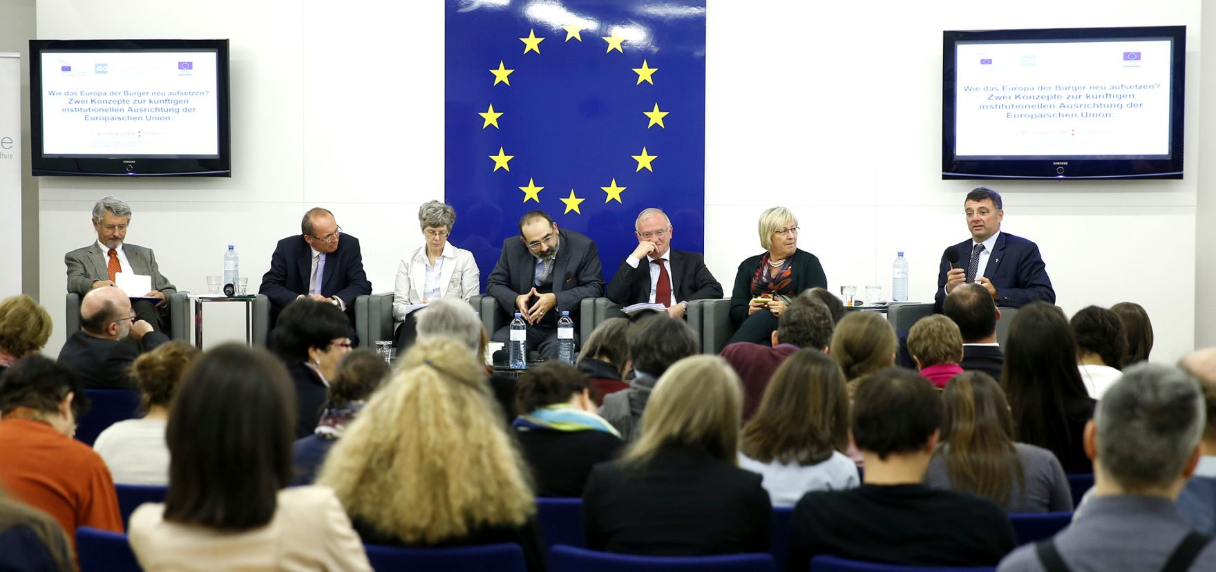 Am 13. November 2014 fand im wiener Haus der Europ&auml;ischen Union eine vom Institut f&uuml;r Staatsorganisation und Verwaltungsreform im Bundeskanzleramt und dem Institut Go-Governance gemeinsam organisierte Veranstaltung zum Thema &quot;Wie das Europa der B&uuml;rger neu aufsetzen?&ldquo; statt. Auf dem Podium von links nach rechts: Friedhelm Frischenschlager, Othmar Karas, Melanie Sully, Alexander Balthasar, Luc van den Brande, Eva Lichtenberger, J&ouml;rg Leichtfried.