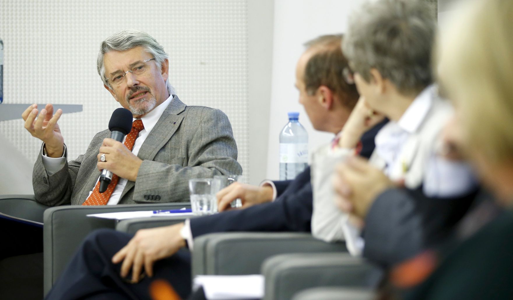 Am 13. November 2014 fand im wiener Haus der Europ&auml;ischen Union eine Veranstaltung zum Thema &quot;Wie das Europa der B&uuml;rger neu aufsetzen?&ldquo; statt. Mit Mikrophon: der fr&uuml;here Bundeminister, Abgeordnete zum Nationalrat und zum Europ&auml;ischen Parlament und derzeitige Pr&auml;sident der Europ&auml;ischen F&ouml;deralistischen Bewegung &Ouml;sterreichs, Friedhelm Frischenschlager.