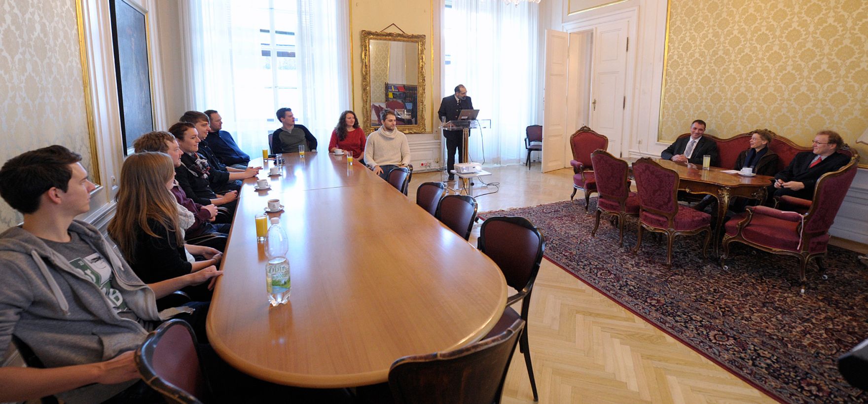 Am 19. Dezember 2014 besuchten Studentinnen und Studenten der Hochschule f&uuml;r &ouml;ffentliche Verwaltung und Finanzen Ludwigsburg in Begleitung von Studiendekanin Prof. Dr. Birgit Schenk und Prof. Dr. Robert M&uuml;ller-T&ouml;r&ouml;k das Bundeskanzleramt. Im Bild Priv.-Doz. Dr. Alexander Balthasar, Leiter des IfSV, bei der Begr&uuml;&szlig;ung.