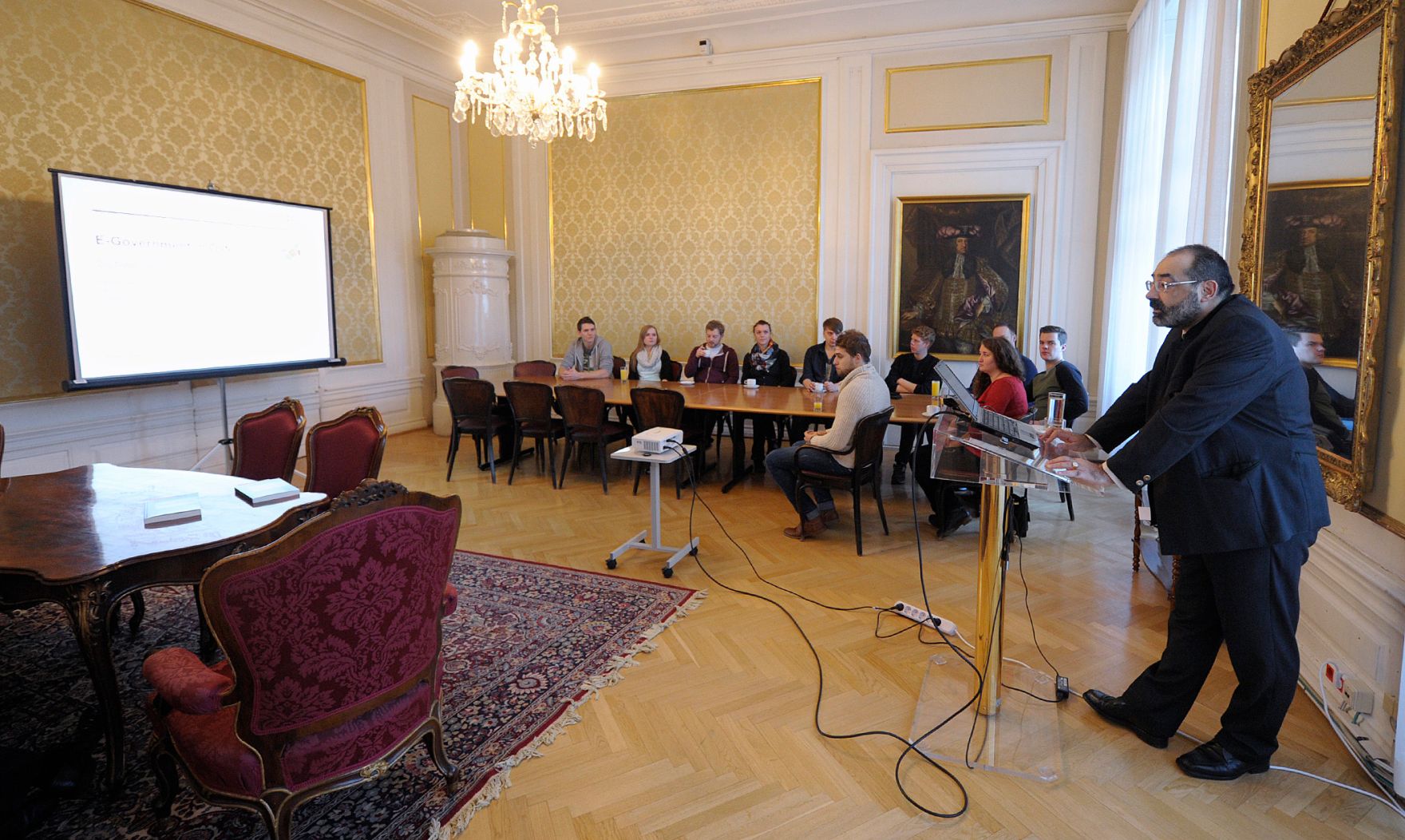 Am 19. Dezember 2014 besuchten Studentinnen und Studenten der Hochschule f&uuml;r &ouml;ffentliche Verwaltung und Finanzen Ludwigsburg in Begleitung von Studiendekanin Prof. Dr. Birgit Schenk und Prof. Dr. Robert M&uuml;ller-T&ouml;r&ouml;k das Bundeskanzleramt. Rechts im Bild Priv.-Doz. Dr. Alexander Balthasar, Leiter des IfSV.