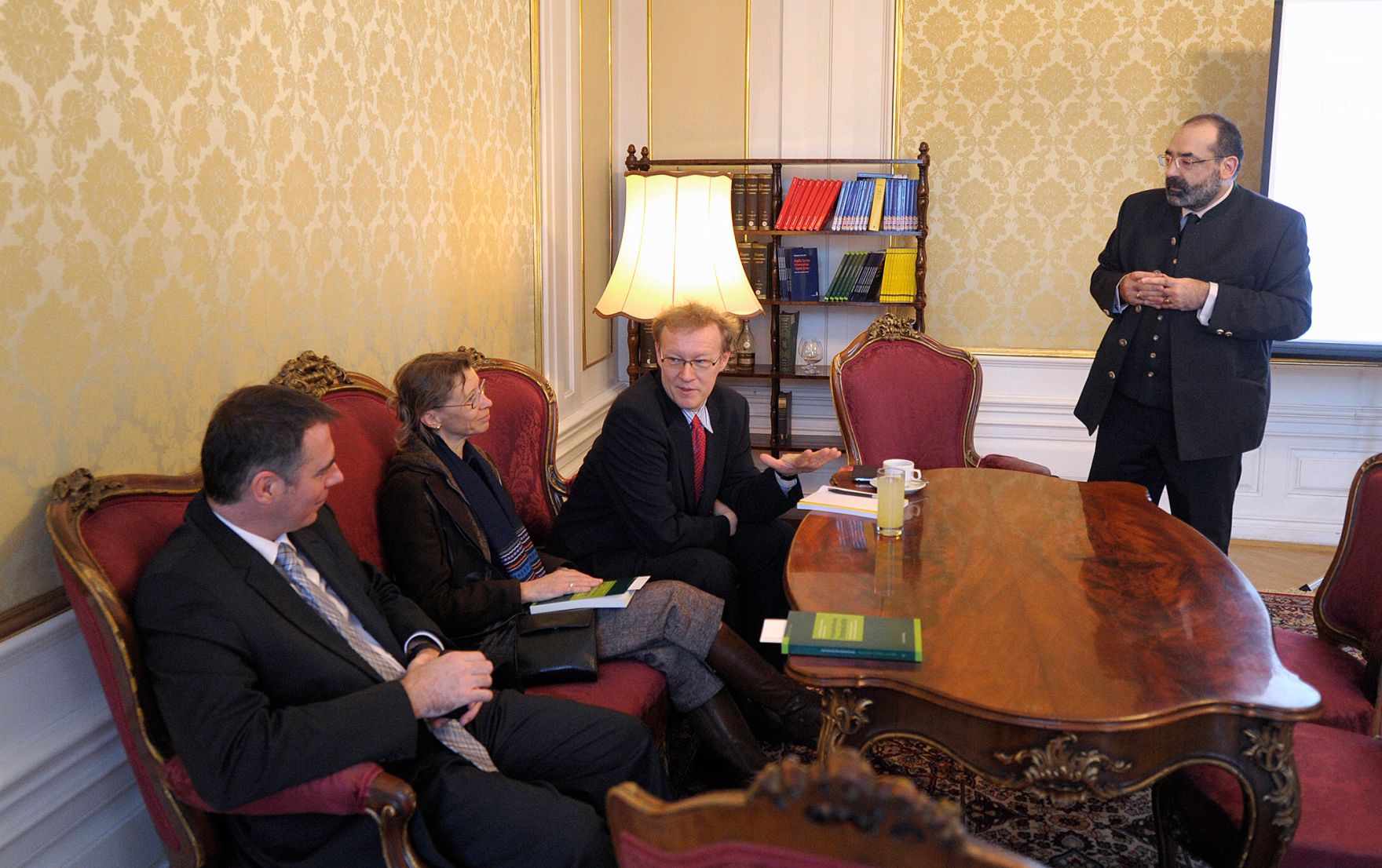 Am 19. Dezember 2014 besuchten Studentinnen und Studenten der Hochschule f&uuml;r &ouml;ffentliche Verwaltung und Finanzen Ludwigsburg in Begleitung von Studiendekanin Prof. Dr. Birgit Schenk und Prof. Dr. Robert M&uuml;ller-T&ouml;r&ouml;k das Bundeskanzleramt. Im Bild (v.l.n.r.) Mag. Peter Kustor, Prof. Dr. Birgit Schenk, Prof. Dr. Robert M&uuml;ller-T&ouml;r&ouml;k und Priv.-Doz. Dr. Alexander Balthasar.