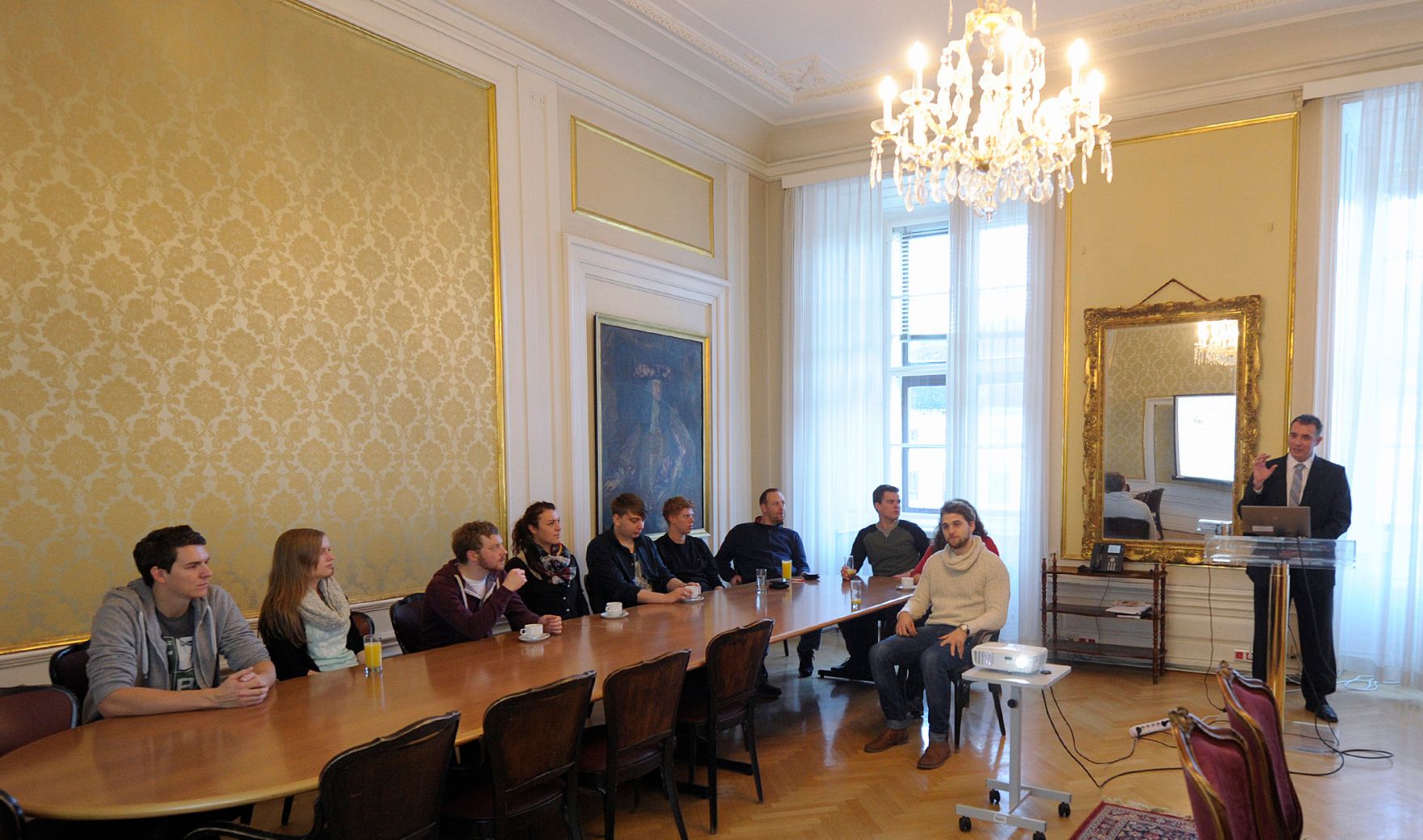 Am 19. Dezember 2014 besuchten Studentinnen und Studenten der Hochschule f&uuml;r &ouml;ffentliche Verwaltung und Finanzen Ludwigsburg in Begleitung von Studiendekanin Prof. Dr. Birgit Schenk und Prof. Dr. Robert M&uuml;ller-T&ouml;r&ouml;k (r.) das Bundeskanzleramt. Rechts im Bild Mag. Peter Kustor, Leiter der Abteilung f&uuml;r E-Government, bei seinem Vortrag.