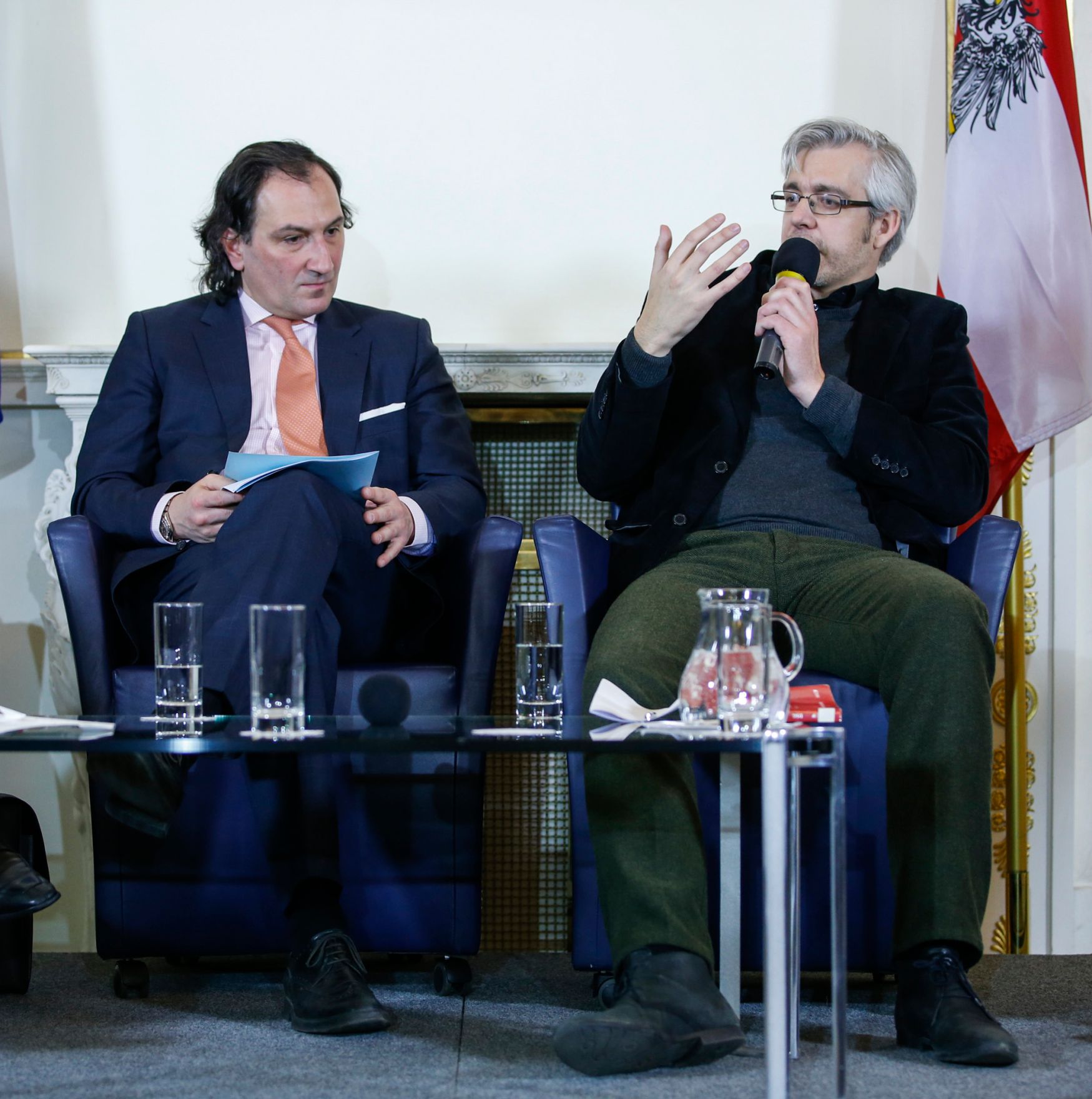 Am 28. J&auml;nner 2015 fand im Bundeskanzleramt die Veranstaltung &bdquo;Was bedeutet Datenschutz f&uuml;r Unternehmen&ldquo; anl&auml;sslich des 9. Europ&auml;ischen Datenschutztages statt. Im Bild Gernot Schaar (l.) und Stefan Strauss vom Institut f&uuml;r Technikfolgen-Absch&auml;tzung der &Ouml;sterreichischen Akademie der Wissenschaften (r.).