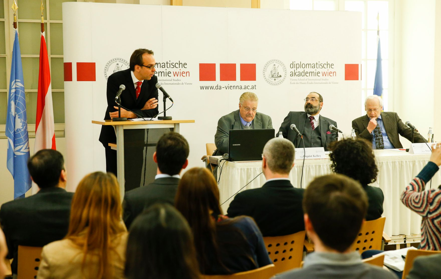 Am 9. Februar 2015 fand in der Diplomatischen Akademie Wien ein Gespr&auml;ch zum Thema: &bdquo;NICARAGUAN STATE POLICY TO MINIMISE THE EFFECTS OF THE WORLD ECOMOMIC CRISIS, ACCELERATE GROWTH, OVERCOME EXTREME POVERTY AND INCREASE RESILIENCE TO CLIMATE CHANGE&ldquo; statt. Am Rednerpult Prof. Markus Kornprobst, Fachbereichsleiter f&uuml;r Politikwissenschaft und Internationale Beziehungen an der Diplomatischen Akademie Wien, als &bdquo;Hausherr&ldquo; bei der Begr&uuml;&szlig;ung. Am Podium (v.l.n.r.) Dr. Paul Oquist Kelley, Minister im Amt des Pr&auml;sidenten der Republik Nicaragua, Priv.-Doz. Alexander Balthasar, Leiter des Instituts f&uuml;r Staatsorganisation und Verwaltungsreform im Bundeskanzleramt und Dr. Peter Stania, Vizepr&auml;sident des Internationalen Instituts f&uuml;r den Frieden.