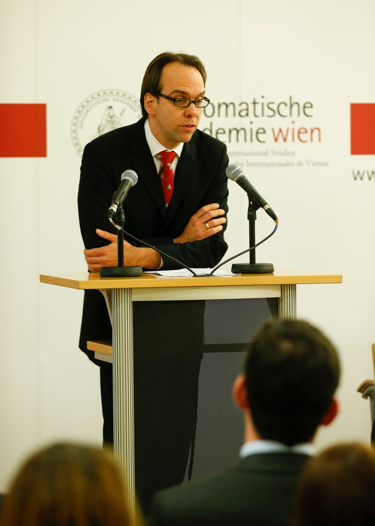 Am 9. Februar 2015 fand in der Diplomatischen Akademie Wien ein Gespr&auml;ch zum Thema: &bdquo;NICARAGUAN STATE POLICY TO MINIMISE THE EFFECTS OF THE WORLD ECOMOMIC CRISIS, ACCELERATE GROWTH, OVERCOME EXTREME POVERTY AND INCREASE RESILIENCE TO CLIMATE CHANGE&ldquo; statt. Im Bild Prof. Markus Kornprobst, Fachbereichsleiter f&uuml;r Politikwissenschaft und Internationale Beziehungen an der Diplomatischen Akademie Wien.