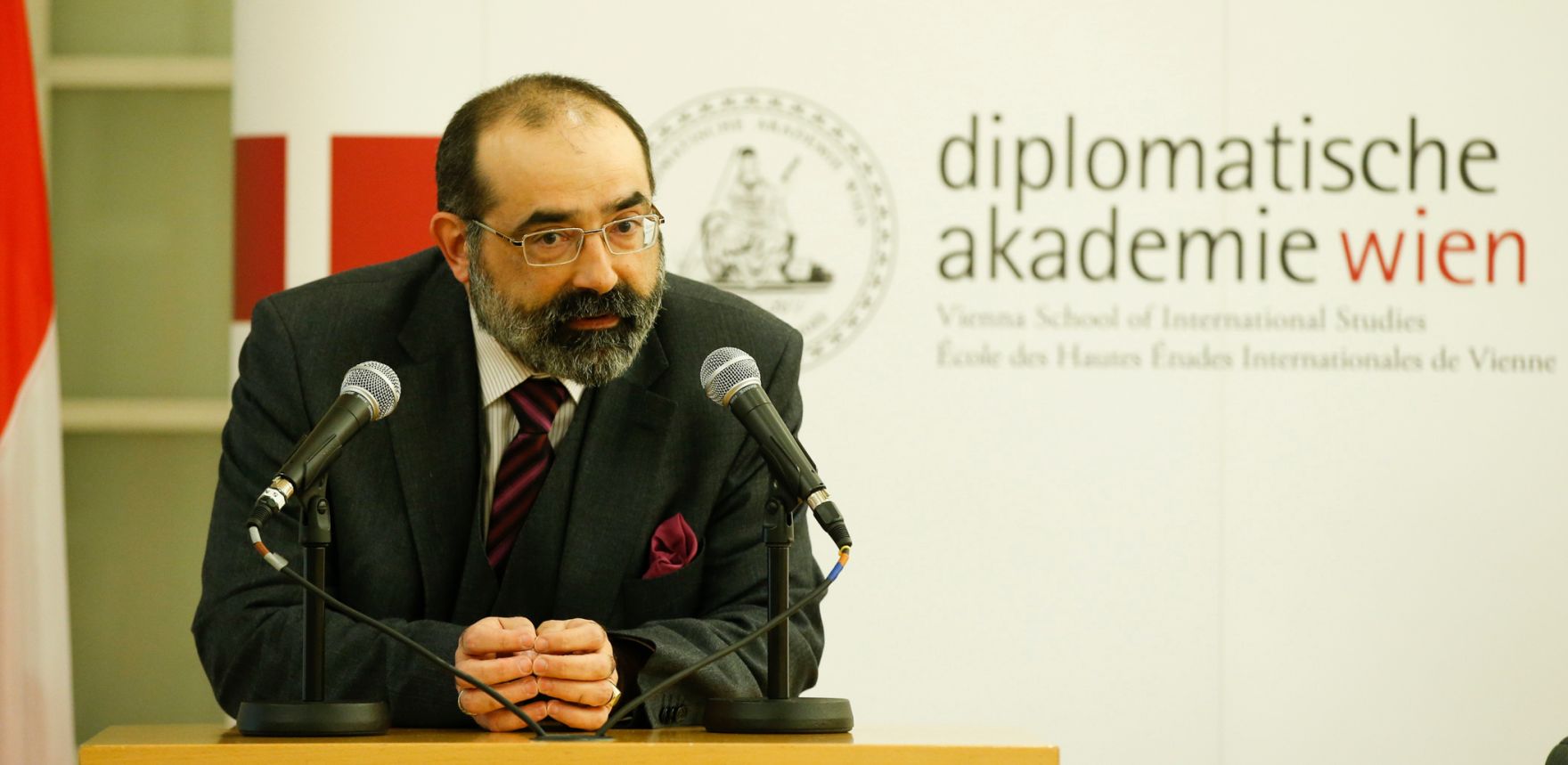 Am 9. Februar 2015 fand in der Diplomatischen Akademie Wien ein Gespr&auml;ch zum Thema: &bdquo;NICARAGUAN STATE POLICY TO MINIMISE THE EFFECTS OF THE WORLD ECOMOMIC CRISIS, ACCELERATE GROWTH, OVERCOME EXTREME POVERTY AND INCREASE RESILIENCE TO CLIMATE CHANGE&ldquo; statt. Im Bild Priv.-Doz. Alexander Balthasar, Leiter des Instituts f&uuml;r Staatsorganisation und Verwaltungsreform im Bundeskanzleramt bei der Begr&uuml;&szlig;ung.