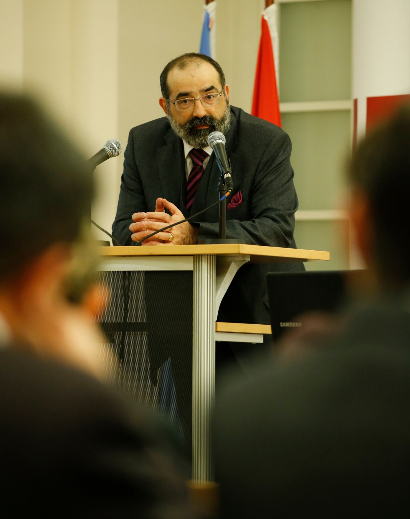 Am 9. Februar 2015 fand in der Diplomatischen Akademie Wien ein Gespr&auml;ch zum Thema: &bdquo;NICARAGUAN STATE POLICY TO MINIMISE THE EFFECTS OF THE WORLD ECOMOMIC CRISIS, ACCELERATE GROWTH, OVERCOME EXTREME POVERTY AND INCREASE RESILIENCE TO CLIMATE CHANGE&ldquo; statt. Im Bild Priv.-Doz. Alexander Balthasar, Leiter des Instituts f&uuml;r Staatsorganisation und Verwaltungsreform im Bundeskanzleramt bei der Begr&uuml;&szlig;ung.