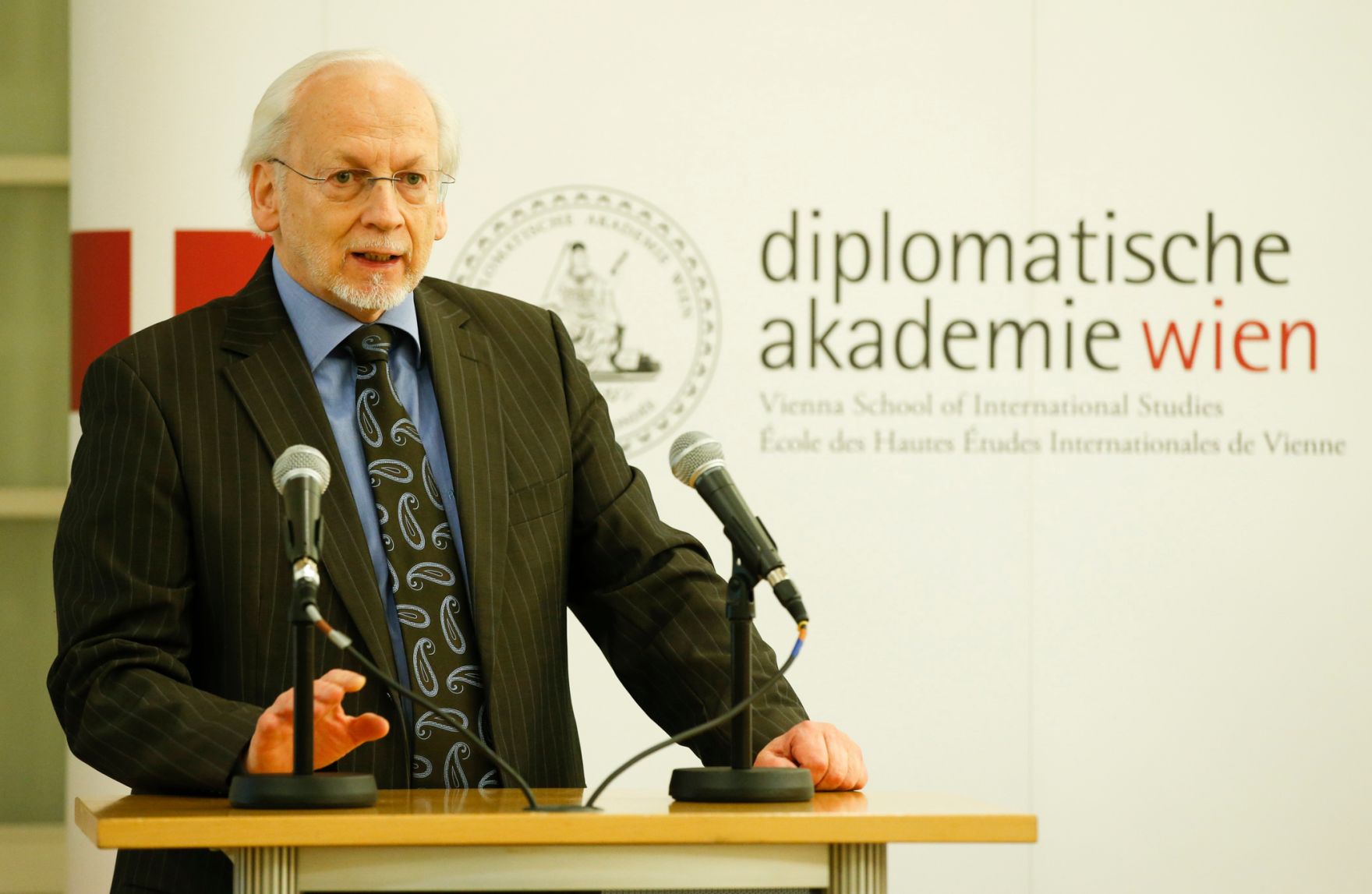 Am 9. Februar 2015 fand in der Diplomatischen Akademie Wien ein Gespr&auml;ch zum Thema: &bdquo;NICARAGUAN STATE POLICY TO MINIMISE THE EFFECTS OF THE WORLD ECOMOMIC CRISIS, ACCELERATE GROWTH, OVERCOME EXTREME POVERTY AND INCREASE RESILIENCE TO CLIMATE CHANGE&ldquo; statt. Im Bild Dr. Peter Stania, Vizepr&auml;sident des Internationalen Instituts f&uuml;r den Frieden bei der Begr&uuml;&szlig;ung.