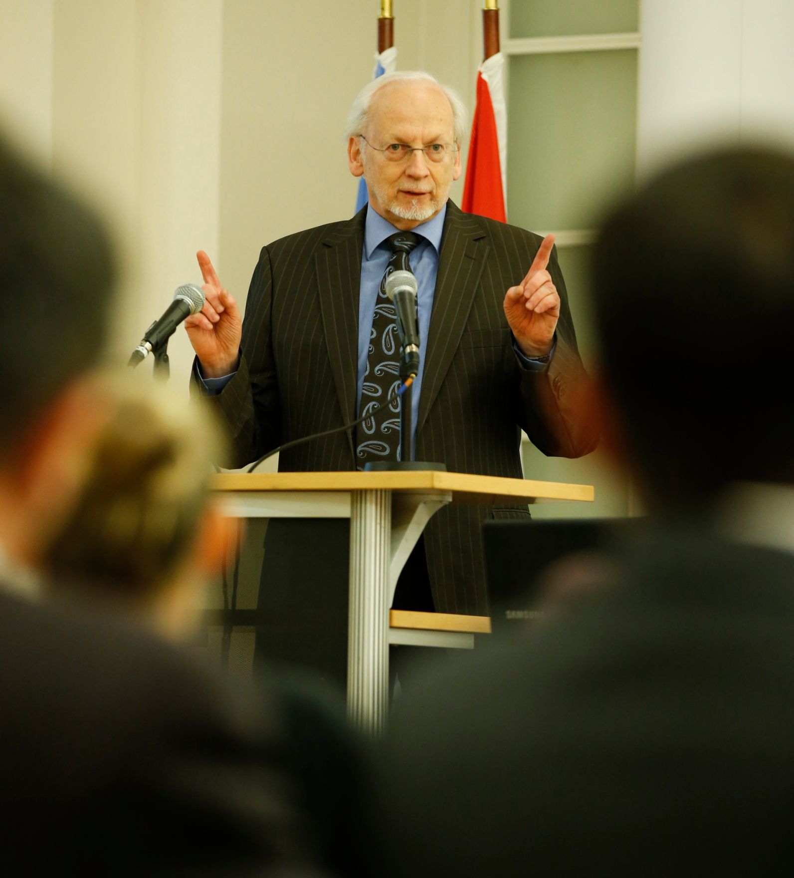 Am 9. Februar 2015 fand in der Diplomatischen Akademie Wien ein Gespr&auml;ch zum Thema: &bdquo;NICARAGUAN STATE POLICY TO MINIMISE THE EFFECTS OF THE WORLD ECOMOMIC CRISIS, ACCELERATE GROWTH, OVERCOME EXTREME POVERTY AND INCREASE RESILIENCE TO CLIMATE CHANGE&ldquo; statt. Im Bild Dr. Peter Stania, Vizepr&auml;sident des Internationalen Instituts f&uuml;r den Frieden bei der Begr&uuml;&szlig;ung.