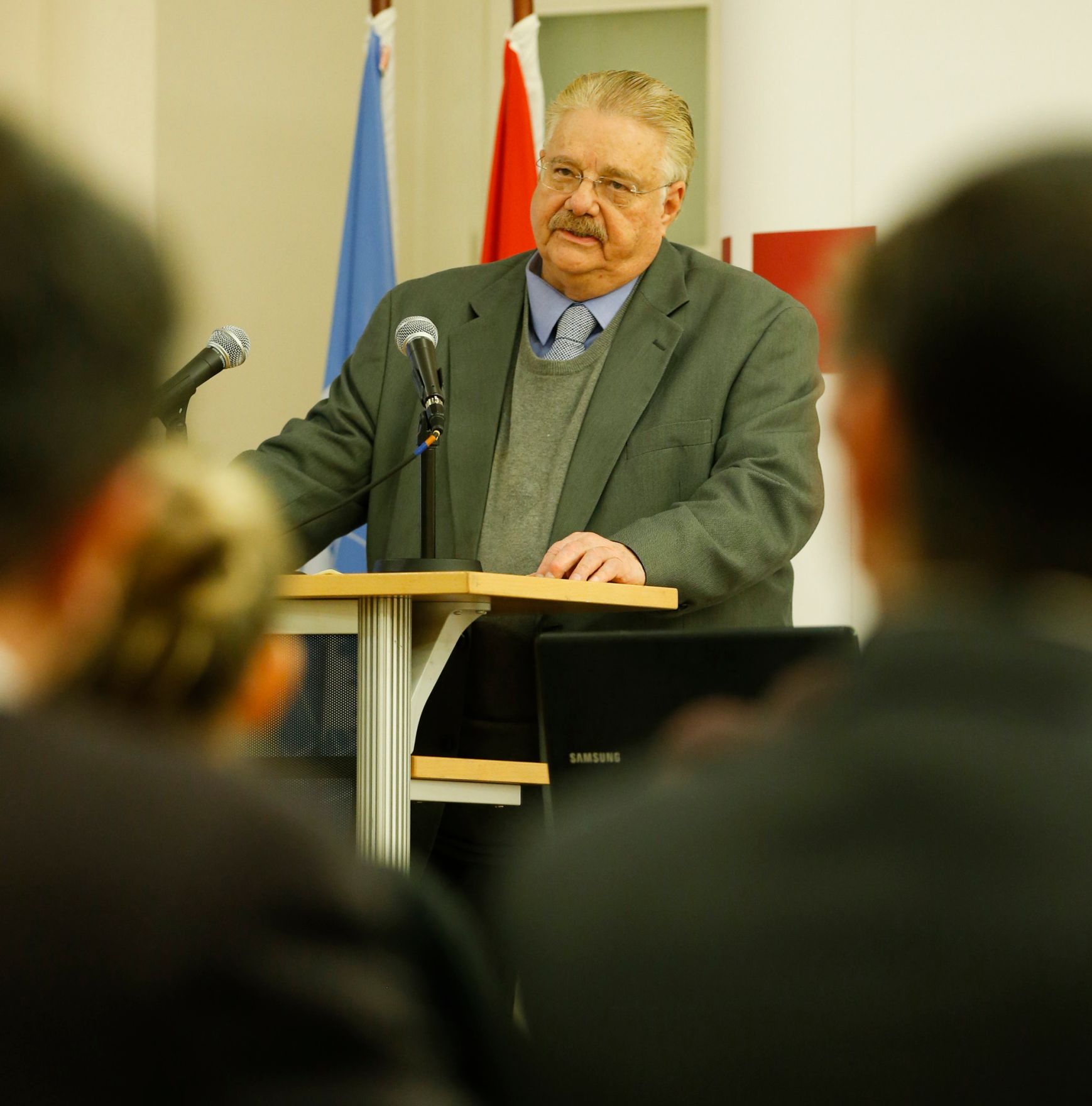 Am 9. Februar 2015 fand in der Diplomatischen Akademie Wien ein Gespr&auml;ch zum Thema: &bdquo;NICARAGUAN STATE POLICY TO MINIMISE THE EFFECTS OF THE WORLD ECOMOMIC CRISIS, ACCELERATE GROWTH, OVERCOME EXTREME POVERTY AND INCREASE RESILIENCE TO CLIMATE CHANGE&ldquo; statt. Im Bild Dr. Paul Oquist Kelley, Minister im Amt des Pr&auml;sidenten der Republik Nicaragua bei seinem Vortrag.