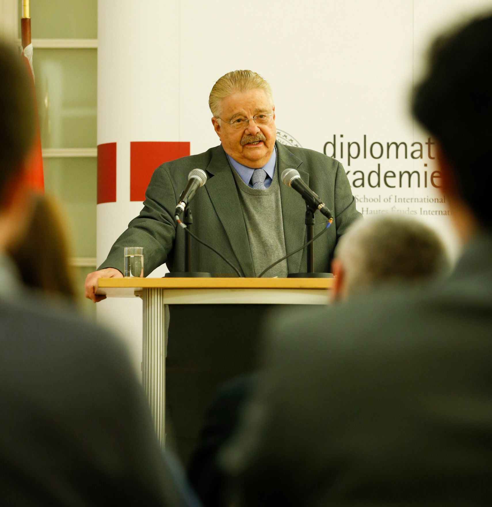 Am 9. Februar 2015 fand in der Diplomatischen Akademie Wien ein Gespr&auml;ch zum Thema: &bdquo;NICARAGUAN STATE POLICY TO MINIMISE THE EFFECTS OF THE WORLD ECOMOMIC CRISIS, ACCELERATE GROWTH, OVERCOME EXTREME POVERTY AND INCREASE RESILIENCE TO CLIMATE CHANGE&ldquo; statt. Im Bild Dr. Paul Oquist Kelley, Minister im Amt des Pr&auml;sidenten der Republik Nicaragua bei seinem Vortrag.