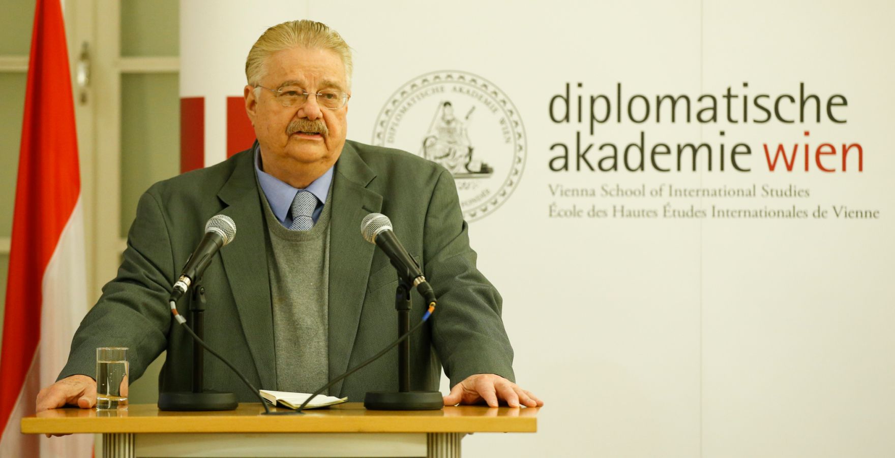 Am 9. Februar 2015 fand in der Diplomatischen Akademie Wien ein Gespr&auml;ch zum Thema: &bdquo;NICARAGUAN STATE POLICY TO MINIMISE THE EFFECTS OF THE WORLD ECOMOMIC CRISIS, ACCELERATE GROWTH, OVERCOME EXTREME POVERTY AND INCREASE RESILIENCE TO CLIMATE CHANGE&ldquo; statt. Im Bild Dr. Paul Oquist Kelley, Minister im Amt des Pr&auml;sidenten der Republik Nicaragua bei seinem Vortrag.
