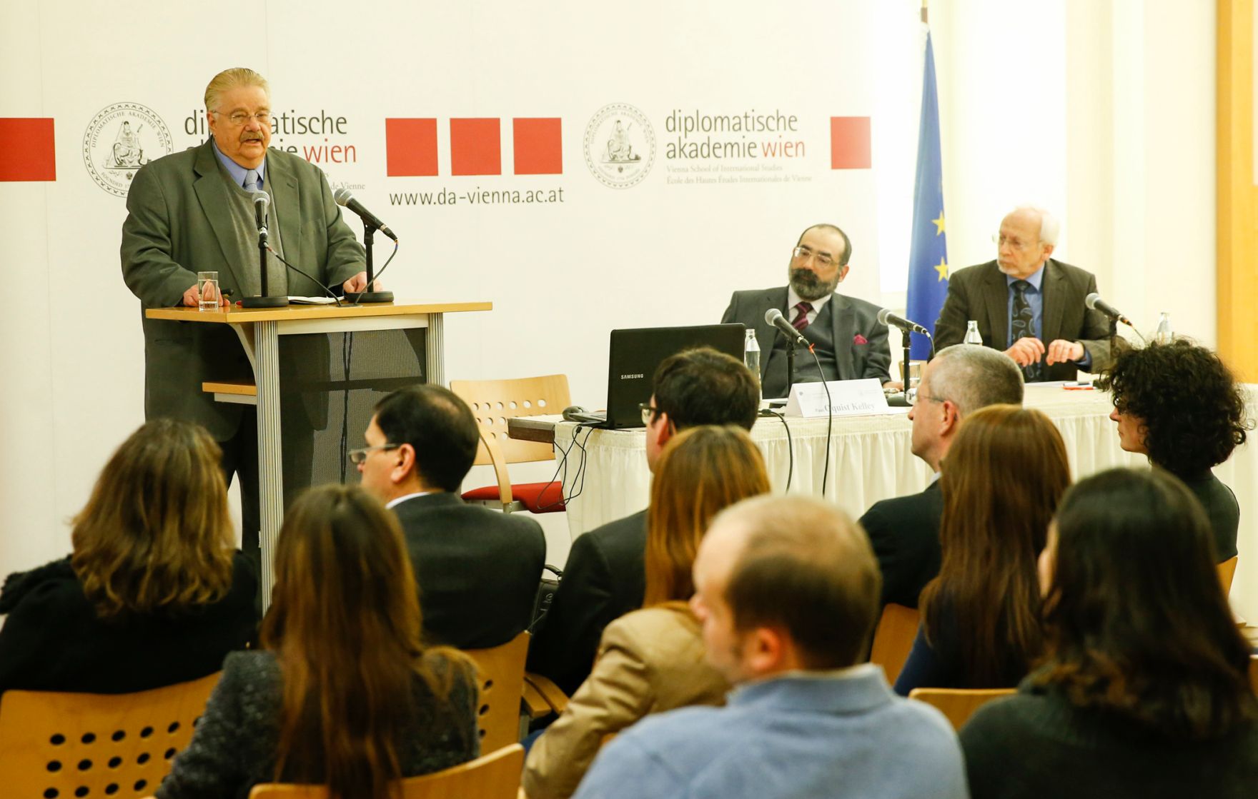 Am 9. Februar 2015 fand in der Diplomatischen Akademie Wien ein Gespr&auml;ch zum Thema: &bdquo;NICARAGUAN STATE POLICY TO MINIMISE THE EFFECTS OF THE WORLD ECOMOMIC CRISIS, ACCELERATE GROWTH, OVERCOME EXTREME POVERTY AND INCREASE RESILIENCE TO CLIMATE CHANGE&ldquo; statt. Am Rednerpult Dr. Paul Oquist Kelley, Minister im Amt des Pr&auml;sidenten der Republik Nicaragua. Am Podium Priv.-Doz. Alexander Balthasar, Leiter des Instituts f&uuml;r Staatsorganisation und Verwaltungsreform im Bundeskanzleramt (l.) und Dr. Peter Stania, Vizepr&auml;sident des Internationalen Instituts f&uuml;r den Frieden (r.).