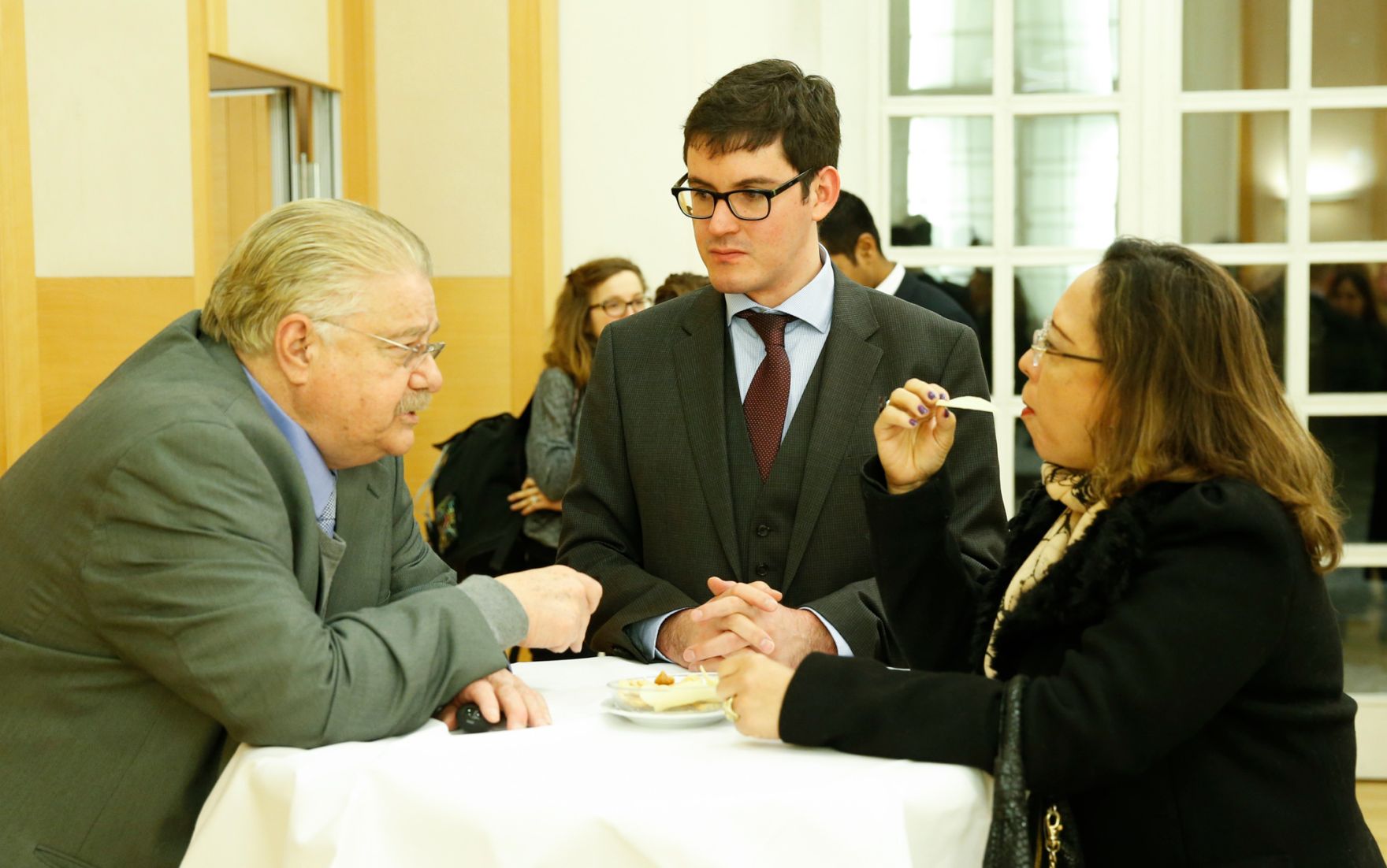 Am 9. Februar 2015 fand in der Diplomatischen Akademie Wien ein Gespr&auml;ch zum Thema: &bdquo;NICARAGUAN STATE POLICY TO MINIMISE THE EFFECTS OF THE WORLD ECOMOMIC CRISIS, ACCELERATE GROWTH, OVERCOME EXTREME POVERTY AND INCREASE RESILIENCE TO CLIMATE CHANGE&ldquo; statt. Ausklang der Veranstaltung. Im Bild Dr. Paul Oquist Kelley (l.), Minister im Amt des Pr&auml;sidenten der Republik Nicaragua und der Botschafter von Nicaragua, Dr. Hernan Estrada Rom&aacute;n (m.).