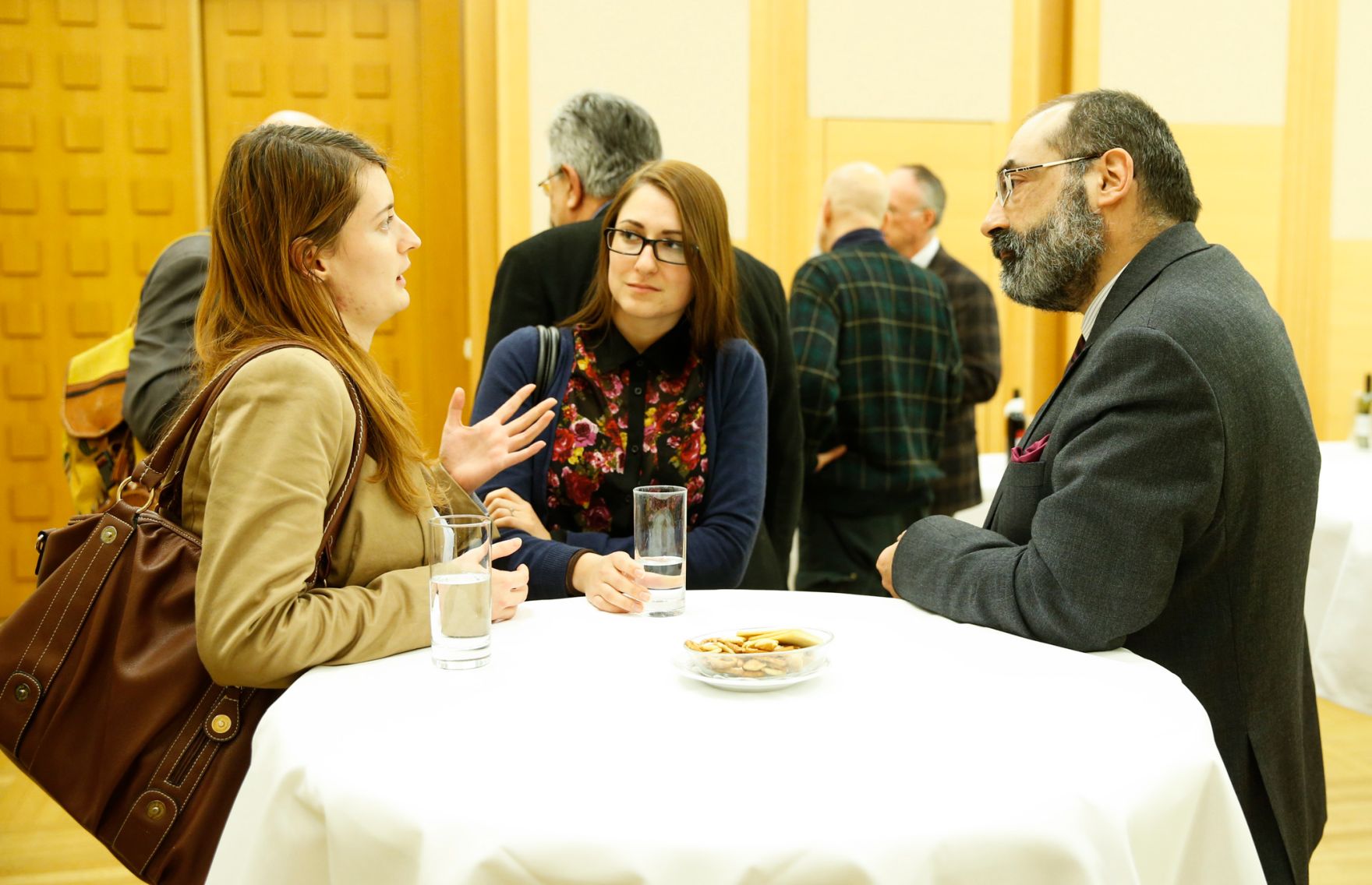 Am 9. Februar 2015 fand in der Diplomatischen Akademie Wien ein Gespr&auml;ch zum Thema: &bdquo;NICARAGUAN STATE POLICY TO MINIMISE THE EFFECTS OF THE WORLD ECOMOMIC CRISIS, ACCELERATE GROWTH, OVERCOME EXTREME POVERTY AND INCREASE RESILIENCE TO CLIMATE CHANGE&ldquo; statt. Ausklang der Veranstaltung. Rechts im Bild Priv.-Doz. Alexander Balthasar, Leiter des Instituts f&uuml;r Staatsorganisation und Verwaltungsreform im Bundeskanzleramt.