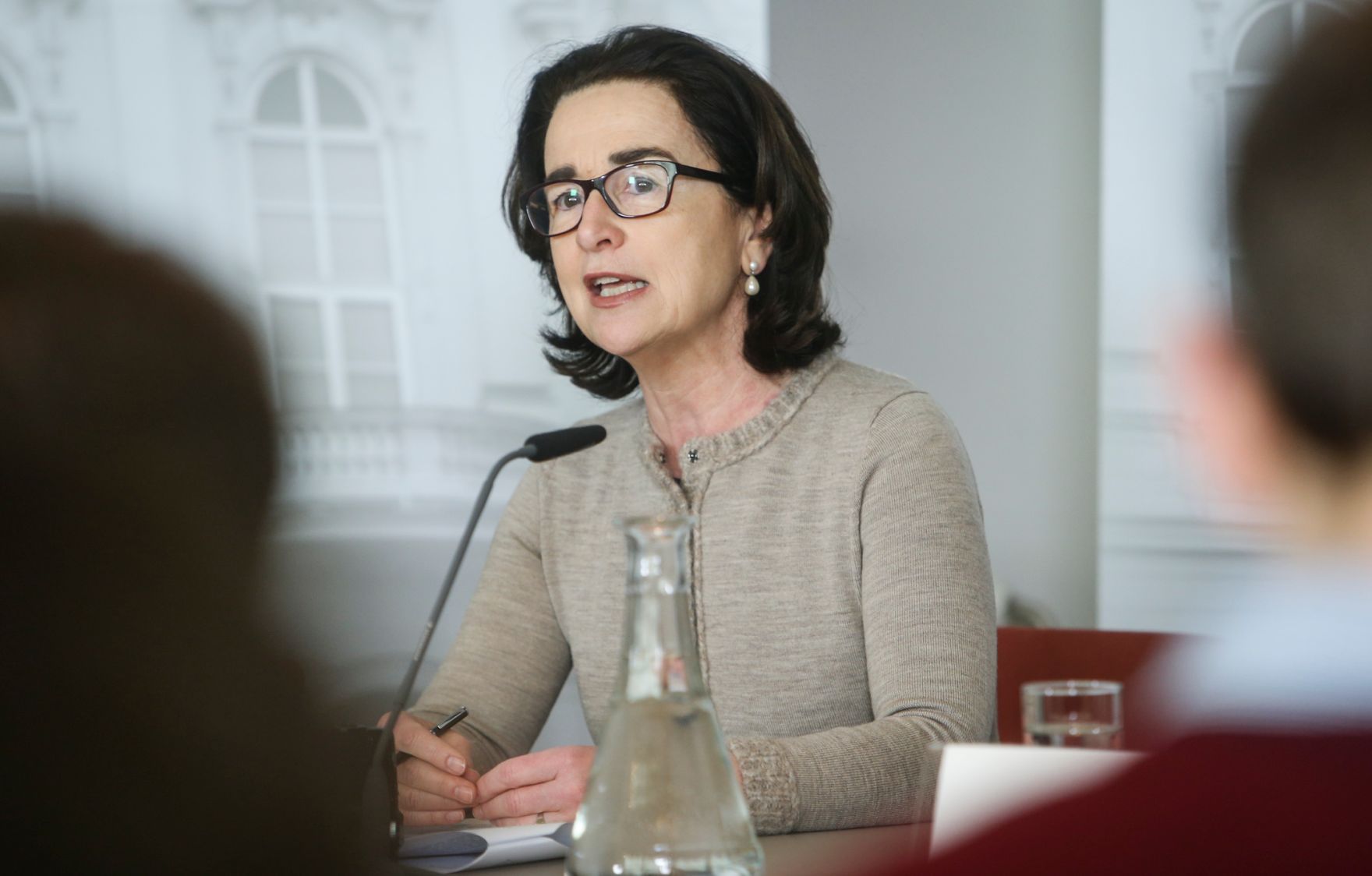 Am 12. Februar 2015 fand auf Einladung der Bioethikkommission im Bundeskanzleramt eine Pressekonferenz zum Thema &bdquo;Sterben in W&uuml;rde; Empfehlungen der Bioethikkommission zur Begleitung und Betreuung von Menschen am Lebensende&ldquo; statt. Im Bild Christiane Druml, Vorsitzende der Bioethikkommission.