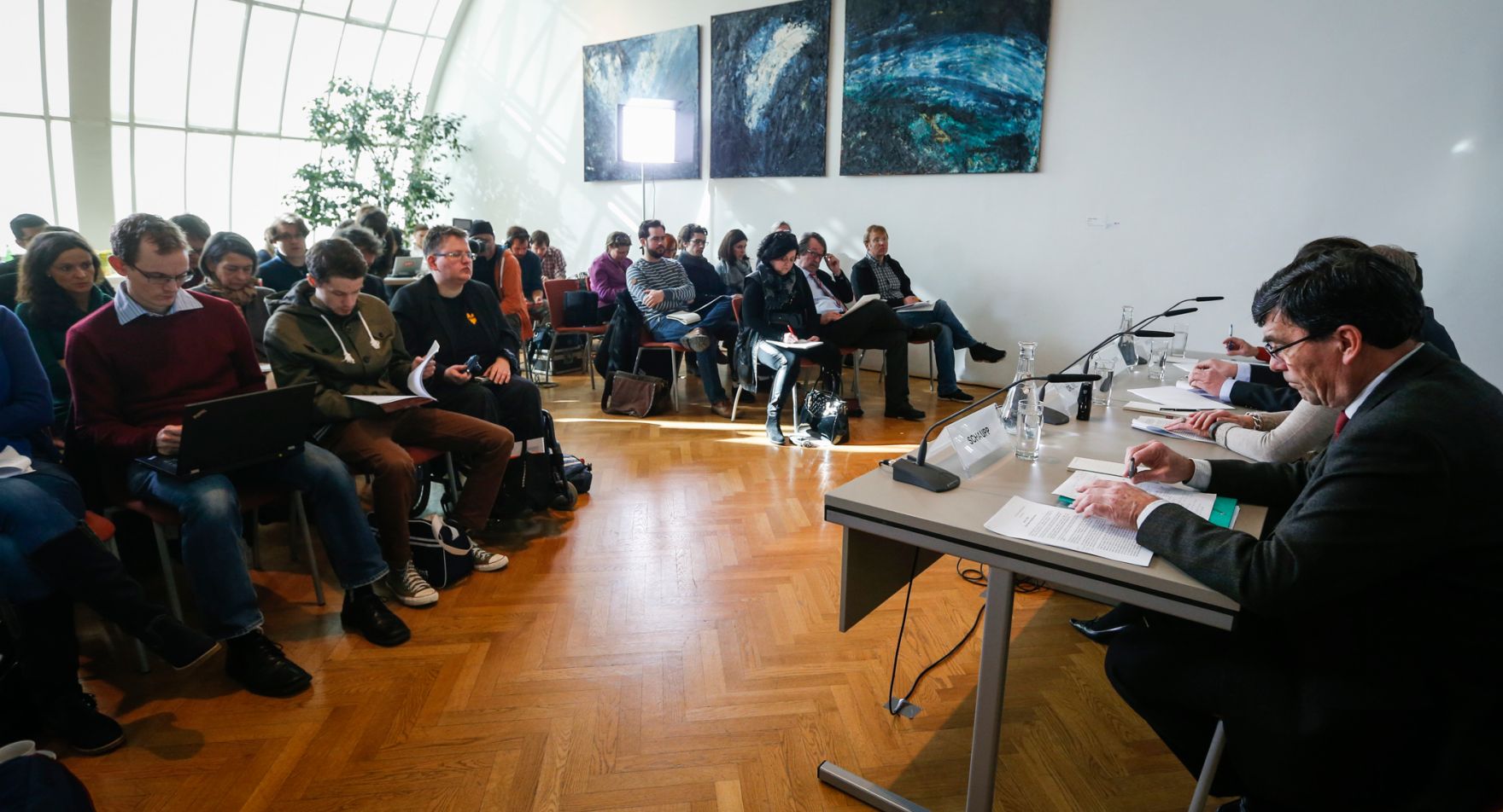 Am 12. Februar 2015 fand auf Einladung der Bioethikkommission im Bundeskanzleramt eine Pressekonferenz zum Thema &bdquo;Sterben in W&uuml;rde; Empfehlungen der Bioethikkommission zur Begleitung und Betreuung von Menschen am Lebensende&ldquo; statt.