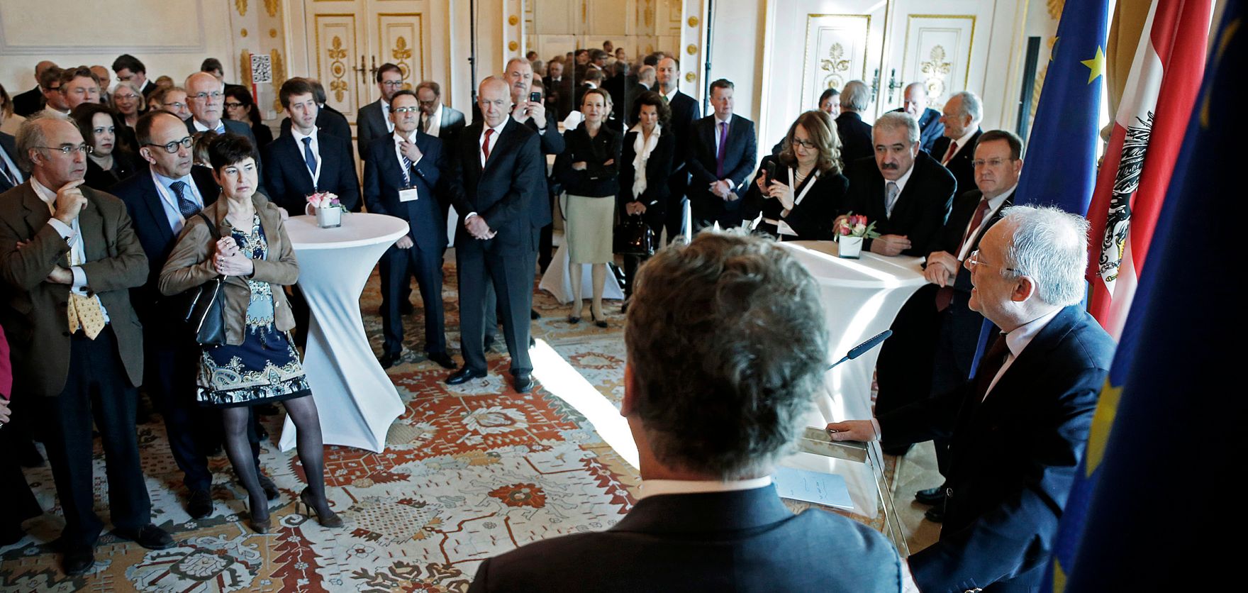 Am 13. Februar 2015 empfing Sektionschef Manfred Matzka (r.) in Vertretung des Bundeskanzlers die Teilnehmerinnen und Teilnehmer der 43. Pr&auml;sidentenkonferenz der Europ&auml;ischen Anwaltsorganisationen zu einem Empfang im Bundeskanzleramt.