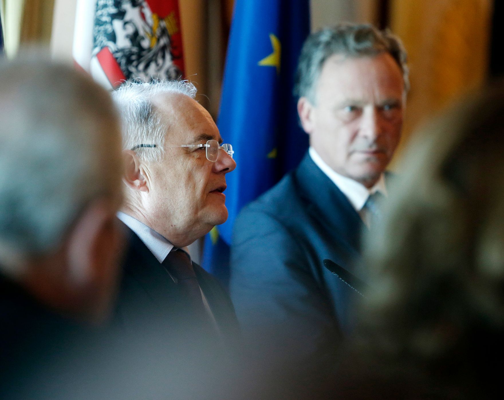 Am 13. Februar 2015 empfing Sektionschef Manfred Matzka (l.) in Vertretung des Bundeskanzlers die Teilnehmerinnen und Teilnehmer der 43. Pr&auml;sidentenkonferenz der Europ&auml;ischen Anwaltsorganisationen zu einem Empfang im Bundeskanzleramt. Im Bild mit dem Pr&auml;sidenten des &Ouml;sterreichischen Rechtsanwaltskammertages, Rupert Wolff (r.).