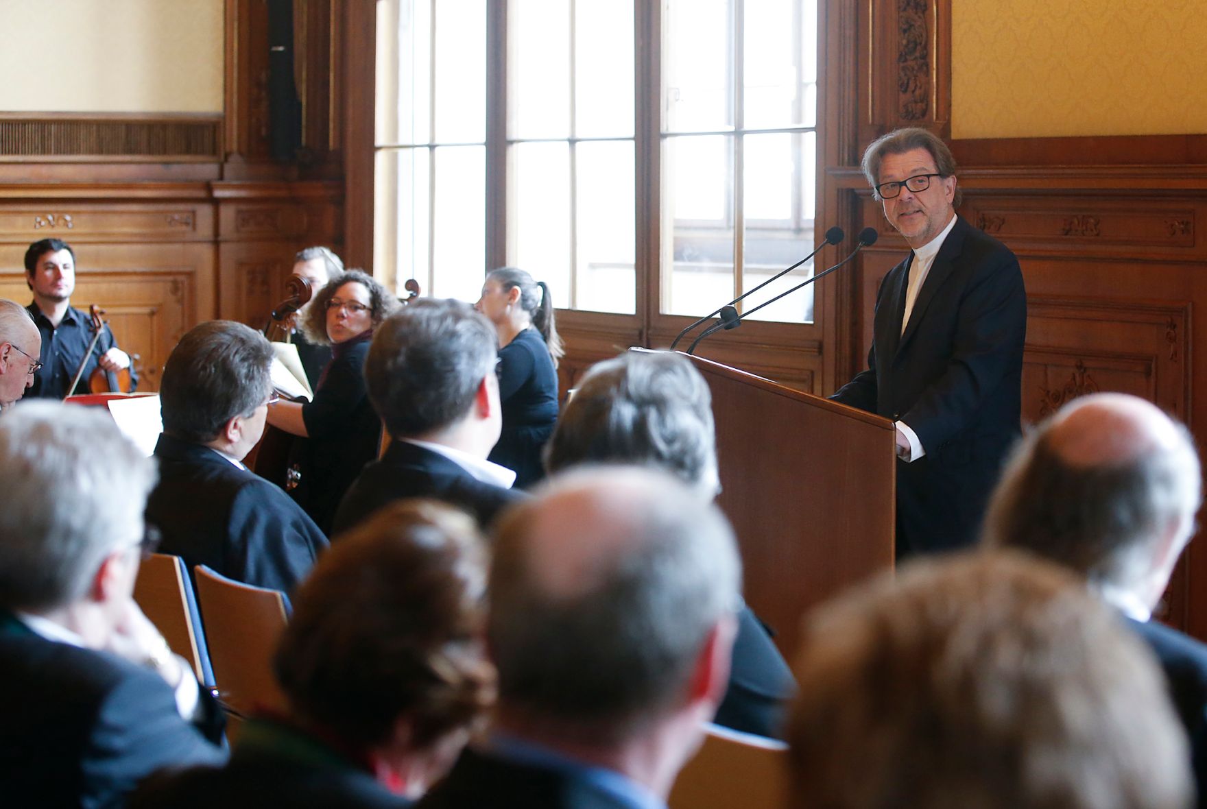 Am 25. Februar 2015 &uuml;berreichte Sektionschef Michael P. Franz (im Bild) das Goldene Ehrenzeichen f&uuml;r Verdienste um die Republik &Ouml;sterreich an Rudolf Luftensteiner.