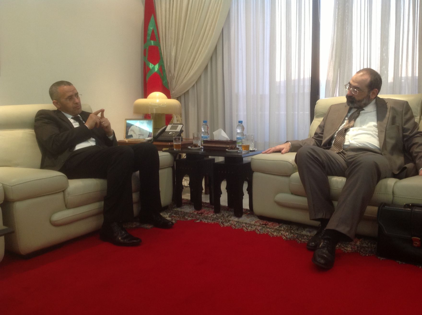 Besuch des Leiters des Instituts f&uuml;r Staatsorganisation und Verwaltungsreform im Bundeskanzleramt, Priv.-Doz. Balthasar (r.), beim Minister des K&ouml;nigreiches Marokko f&uuml;r die Beziehungen zum Parlament und zur Zivilgesellschaft, Lahbib Choubani (l.), am 5. M&auml;rz 2015.