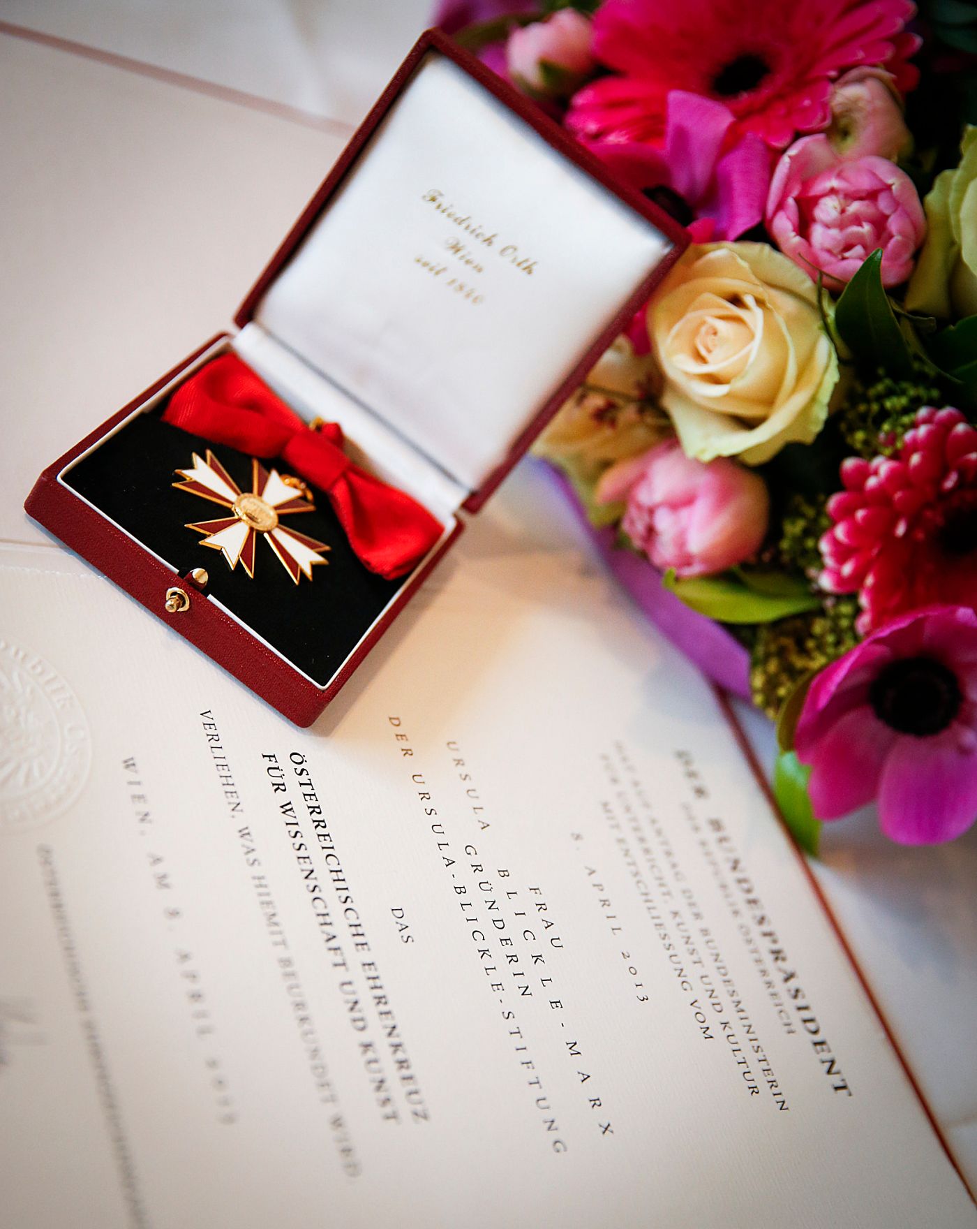 Am 13. M&auml;rz 2015 &uuml;berreichte Sektionschef Manfred Matzka das &Ouml;sterreichische Ehrenkreuz f&uuml;r Wissenschaft und Kunst an Frau Ursula Blickle-Marx.