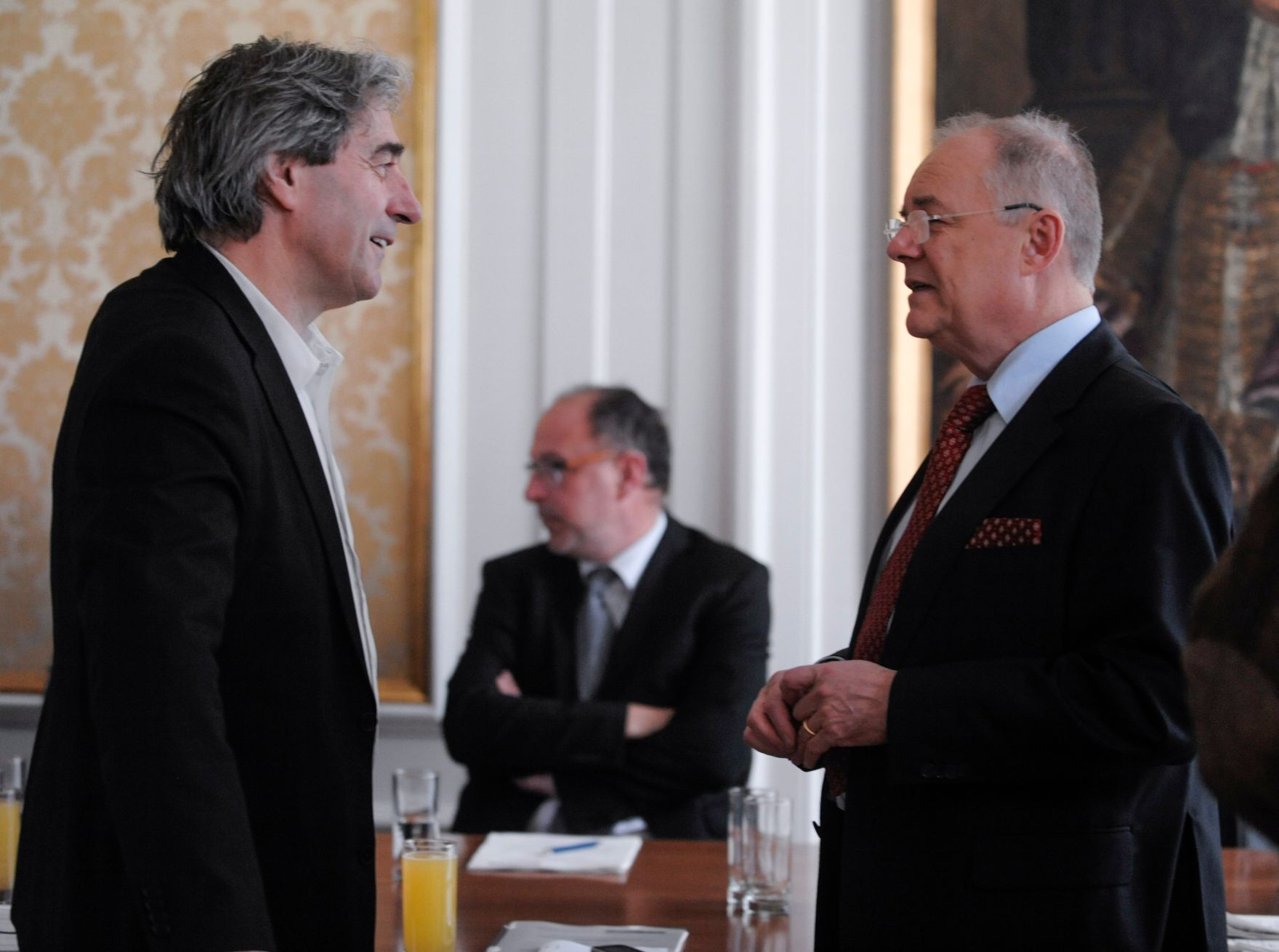 Am 26. M&auml;rz 2015 fand im Institut f&uuml;r Staatsorganisation und Verwaltungsreform ein nicht-&ouml;ffentliches Werkstattgespr&auml;ch zum Thema Organisationsrechtliche Rahmenbedingungen von Ombudsstellen statt. Im Bild der Behindertenanwalt, Bundesminister a. D. Buchinger (l.) im Gespr&auml;ch mit dem Pr&auml;sidialchef des Bundeskanzleramtes, SC Dr. Matzka (r.).