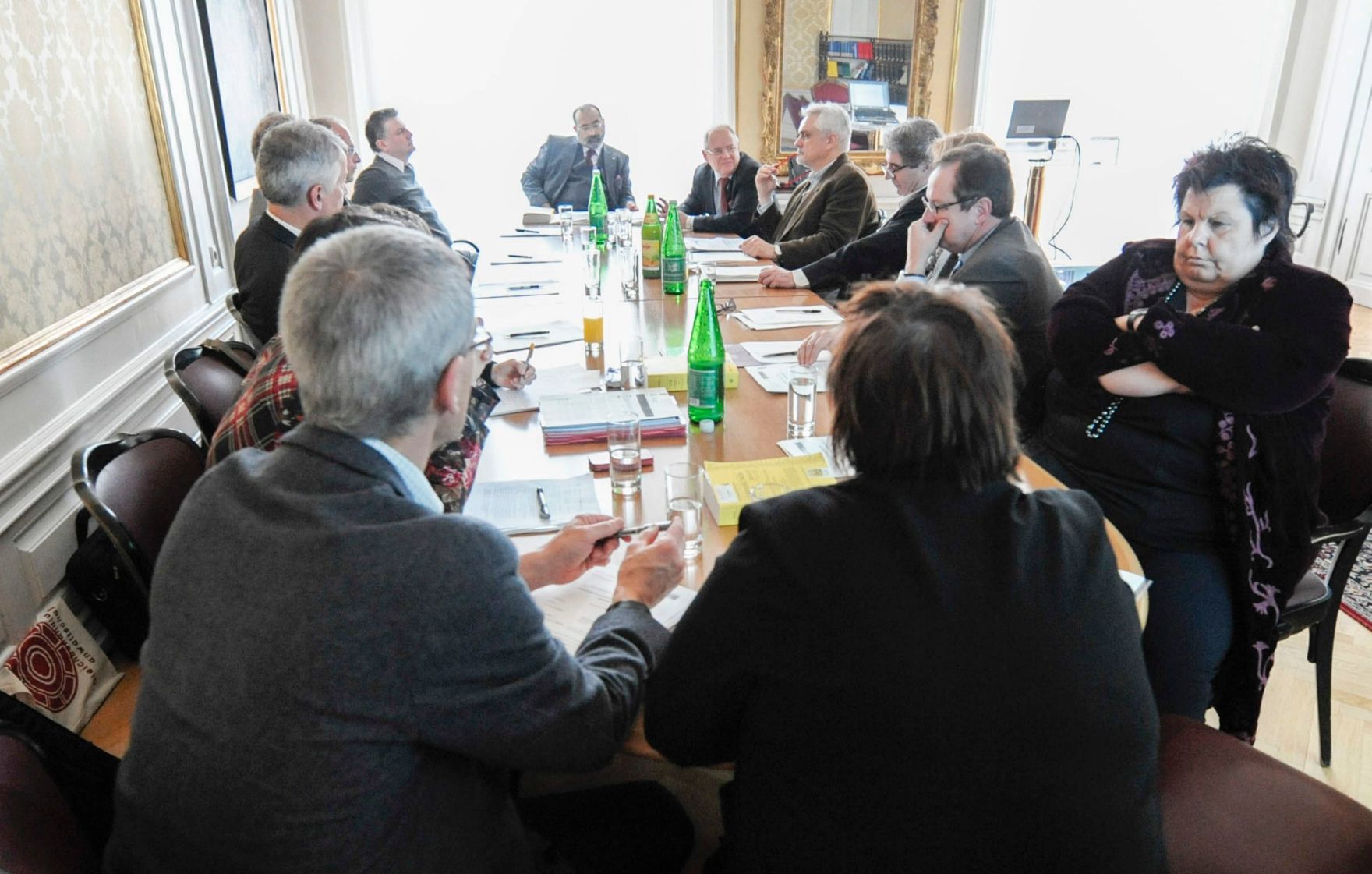 Am 26. M&auml;rz 2015 fand im Institut f&uuml;r Staatsorganisation und Verwaltungsreform ein nicht-&ouml;ffentliches Werkstattgespr&auml;ch zum Thema Organisationsrechtliche Rahmenbedingungen von Ombudsstellen statt. Blick in die Runde.