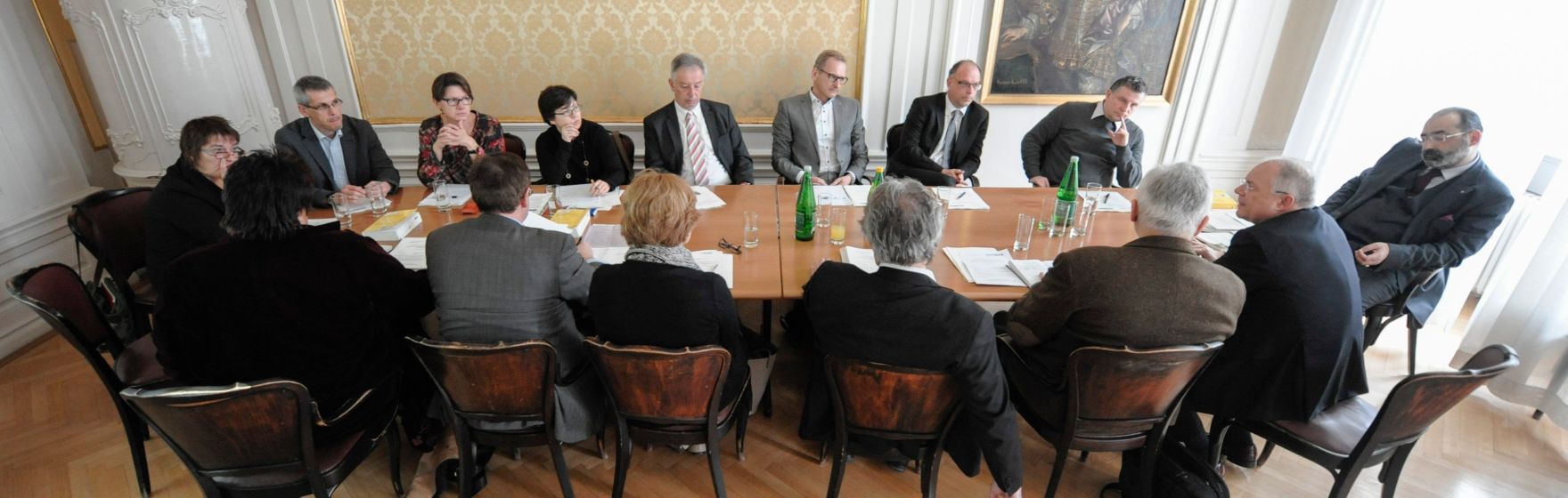 Am 26. M&auml;rz 2015 fand im Institut f&uuml;r Staatsorganisation und Verwaltungsreform ein nicht-&ouml;ffentliches Werkstattgespr&auml;ch zum Thema Organisationsrechtliche Rahmenbedingungen von Ombudsstellen statt. Blick auf die einzelnen Teilnehmer (Vertreter einschl&auml;giger Einrichtungen, rechts: SC Dr. Matzka, Priv.-Doz. Balthasar).