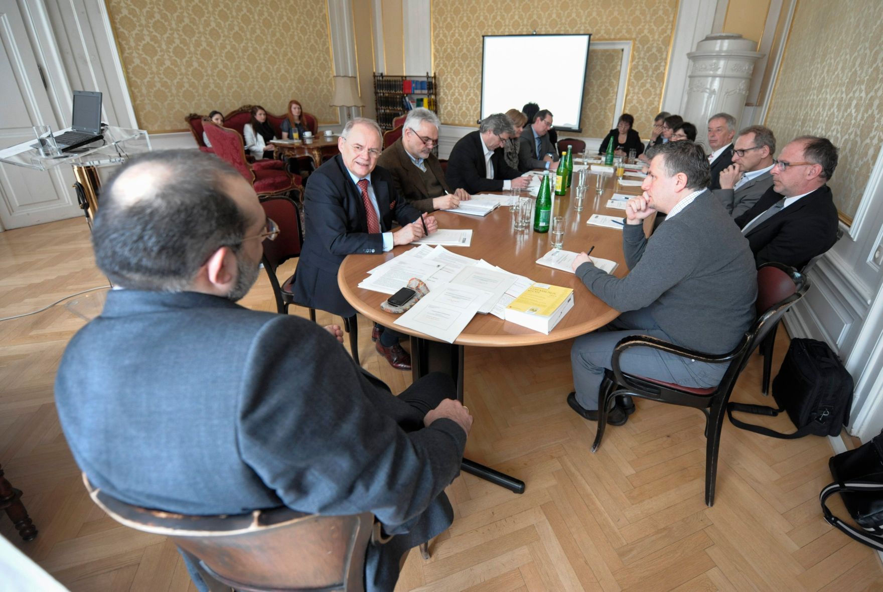 Am 26. M&auml;rz 2015 fand im Institut f&uuml;r Staatsorganisation und Verwaltungsreform ein nicht-&ouml;ffentliches Werkstattgespr&auml;ch zum Thema Organisationsrechtliche Rahmenbedingungen von Ombudsstellen statt. Blick auf die einzelnen Teilnehmer.