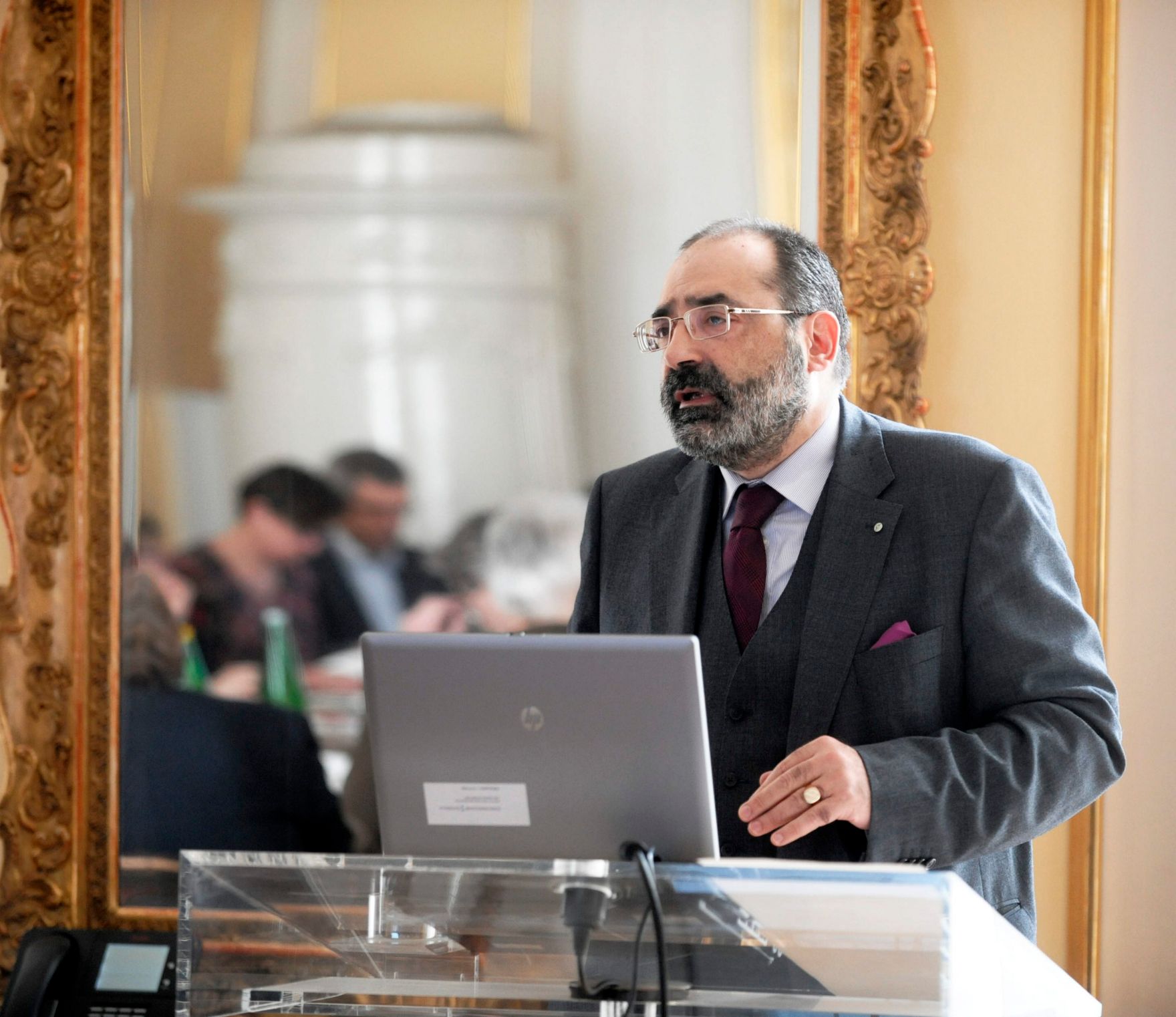 Am 26. M&auml;rz 2015 fand im Institut f&uuml;r Staatsorganisation und Verwaltungsreform ein nicht-&ouml;ffentliches Werkstattgespr&auml;ch zum Thema Organisationsrechtliche Rahmenbedingungen von Ombudsstellen statt. Im Bild der Institutsleiter, Priv.-Doz. Balthasar bei der thematischen Einf&uuml;hrung.