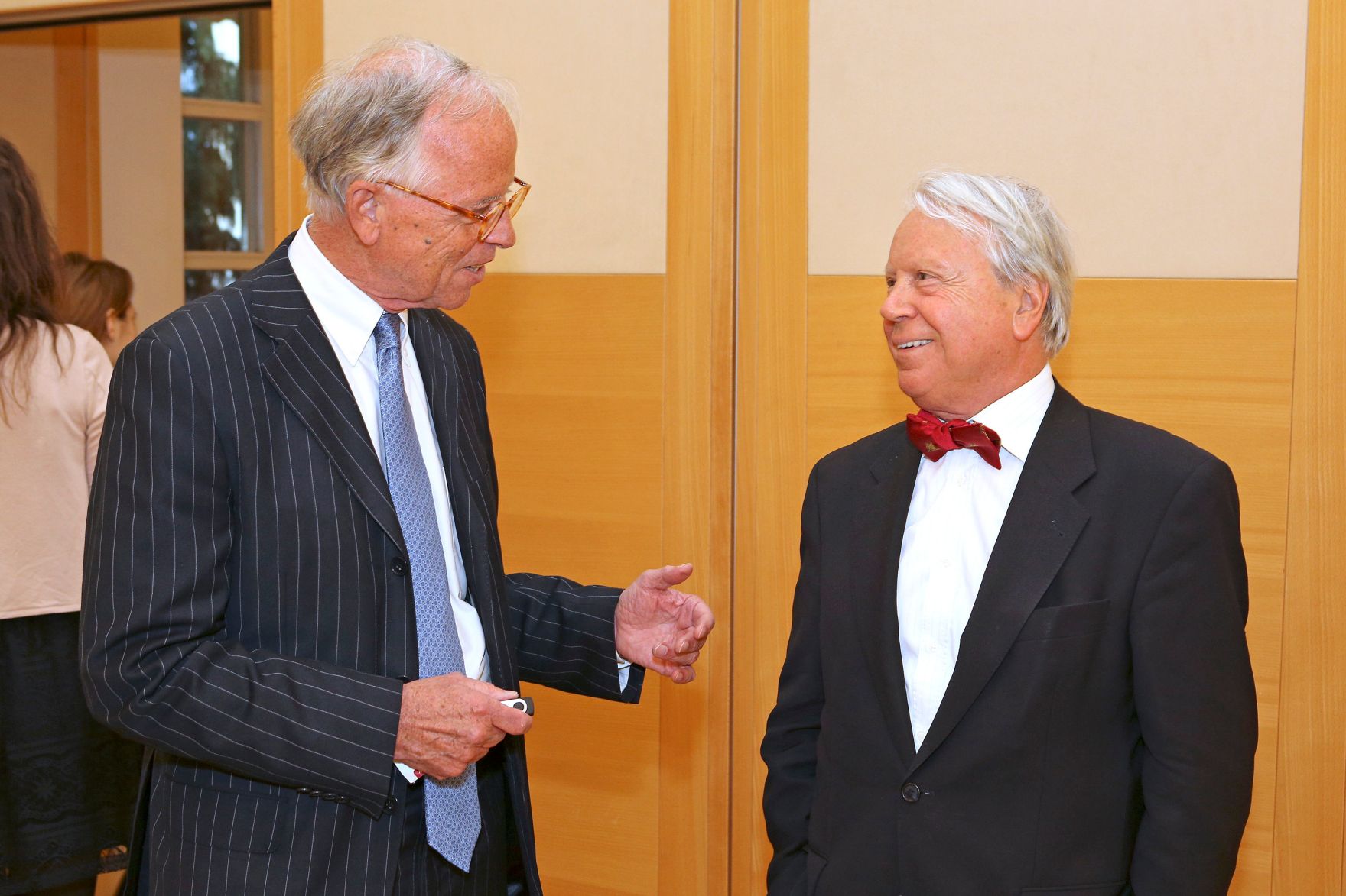 Im Rahmen der EuDEM 2015 fand am Abend des 27. April 2015 eine &ouml;ffentliche Podiumsdiskussion zum Thema &bdquo;Values &ndash; Providing Stability in Times of Crisis?&ldquo; statt. Im Bild Bundesminister a. D. Fasslabend (l.), Pr&auml;sident des mitveranstaltenden Austria Instituts f&uuml;r Europa und Sicherheitspolitik (AIES) im Gespr&auml;ch mit Staatssekret&auml;r a. D. Winkler (r.), Direktor der Diplomatischen Akademie Wien.