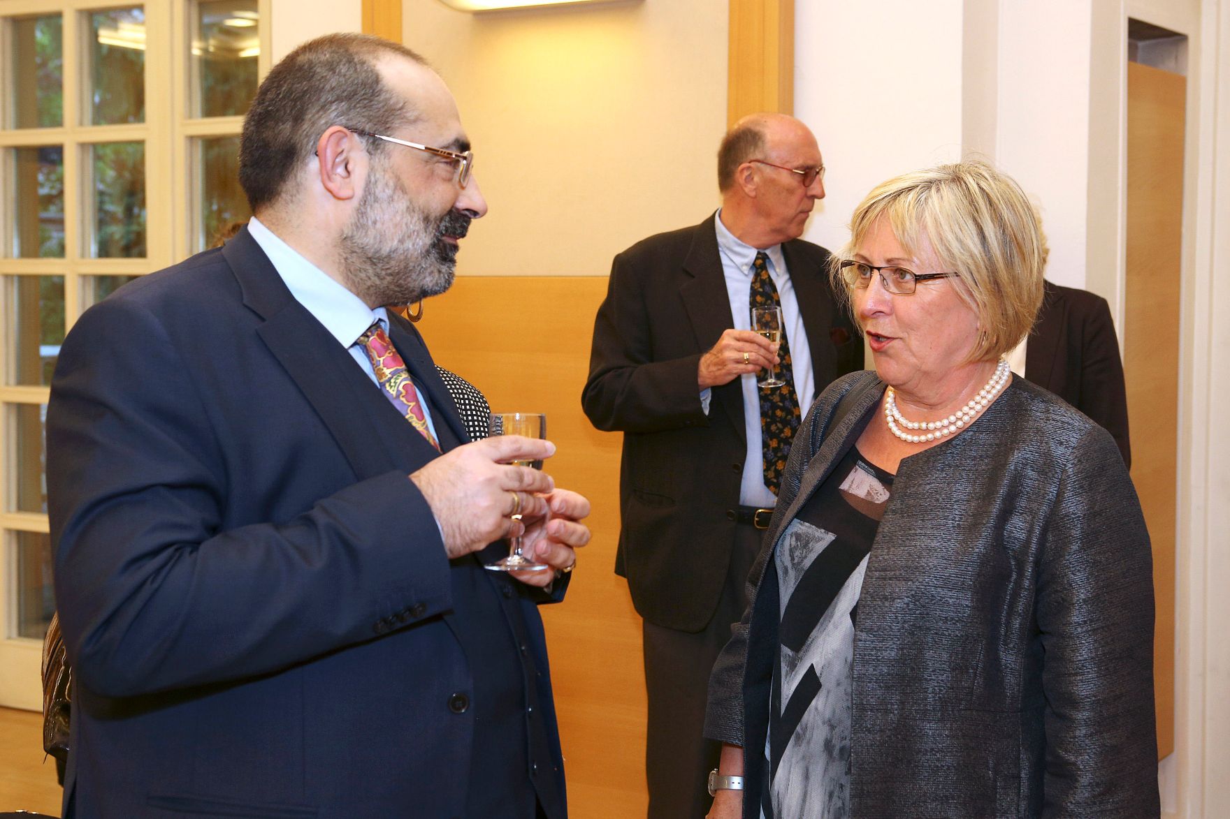 Im Rahmen der EuDEM 2015 fand am Abend des 27. April 2015 eine &ouml;ffentliche Podiumsdiskussion zum Thema &bdquo;Values &ndash; Providing Stability in Times of Crisis?&ldquo; statt. Im Bild Priv.-Doz. Balthasar (l.), Leiter des Instituts f&uuml;r Staatsorganisation und Verwaltungsreform im Gespr&auml;ch mit MEP a. D. Lichtenberger (r.); im Hintergrund Prof. Hacke.