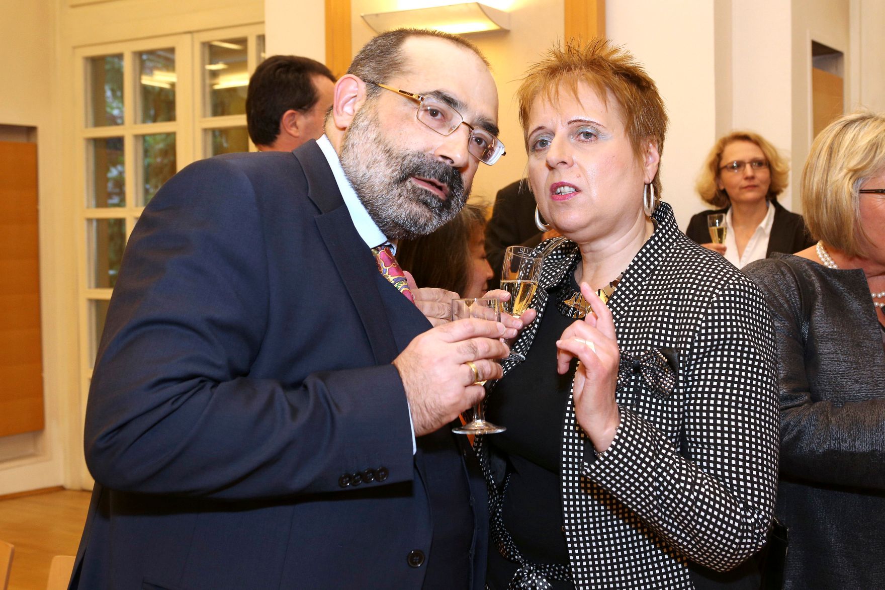 Im Rahmen der EuDEM 2015 fand am Abend des 27. April 2015 eine &ouml;ffentliche Podiumsdiskussion zum Thema &bdquo;Values &ndash; Providing Stability in Times of Crisis?&ldquo; statt. Im Bild Priv.-Doz. Balthasar (l.) im Gespr&auml;ch mit Prof. &Scaron;i&scaron;kov&aacute; (r.).