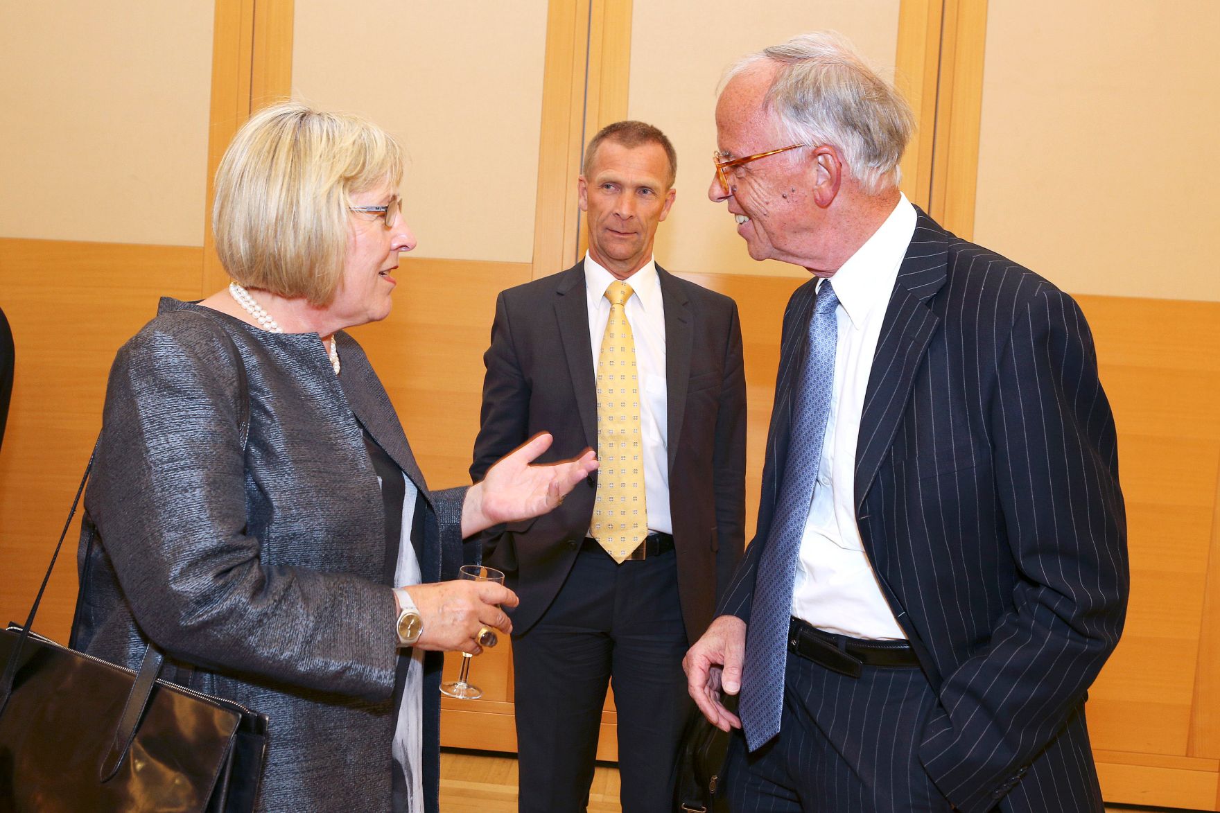 Im Rahmen der EuDEM 2015 fand am Abend des 27. April 2015 eine &ouml;ffentliche Podiumsdiskussion zum Thema &bdquo;Values &ndash; Providing Stability in Times of Crisis?&ldquo; statt. MEP a. D. Lichtenberger (l.) im Gespr&auml;ch mit Bundesminister a. D. Fasslabend (r.); im Hintergrund Brigadier Feichtinger.
