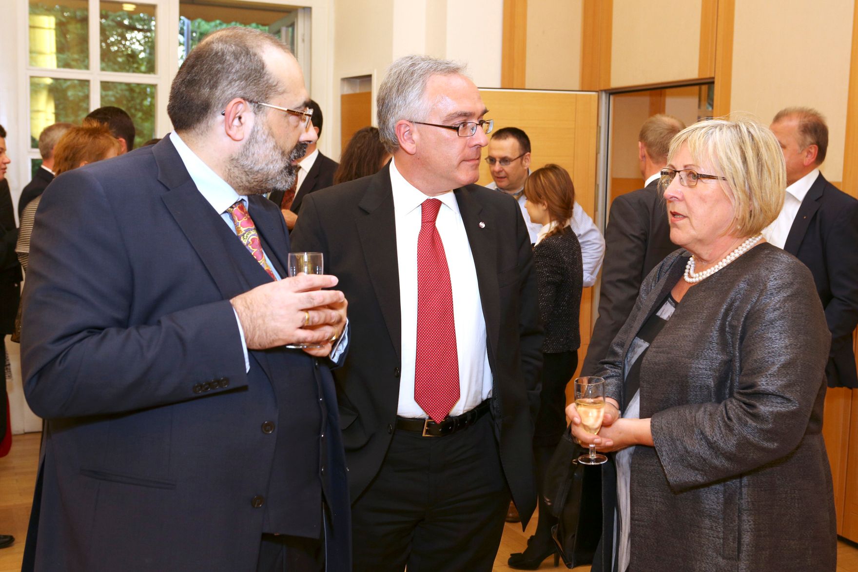 Im Rahmen der EuDEM 2015 fand am Abend des 27. April 2015 eine &ouml;ffentliche Podiumsdiskussion zum Thema &bdquo;Values &ndash; Providing Stability in Times of Crisis?&ldquo; statt. Im Bild Priv.-Doz. Balthasar (l.) im Gespr&auml;ch mit MEP a. D. Lichtenberger (r.) und Gesandtem Fischer (Mitte).