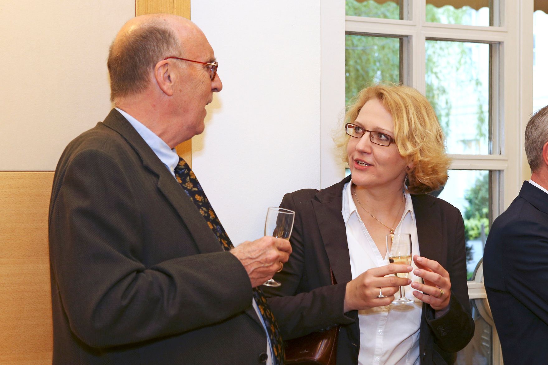 Im Rahmen der EuDEM 2015 fand am Abend des 27. April 2015 eine &ouml;ffentliche Podiumsdiskussion zum Thema &bdquo;Values &ndash; Providing Stability in Times of Crisis?&ldquo;. Im Bild Prof. Hacke (l.) im Gespr&auml;ch mit Dr. Kulesza (r.).