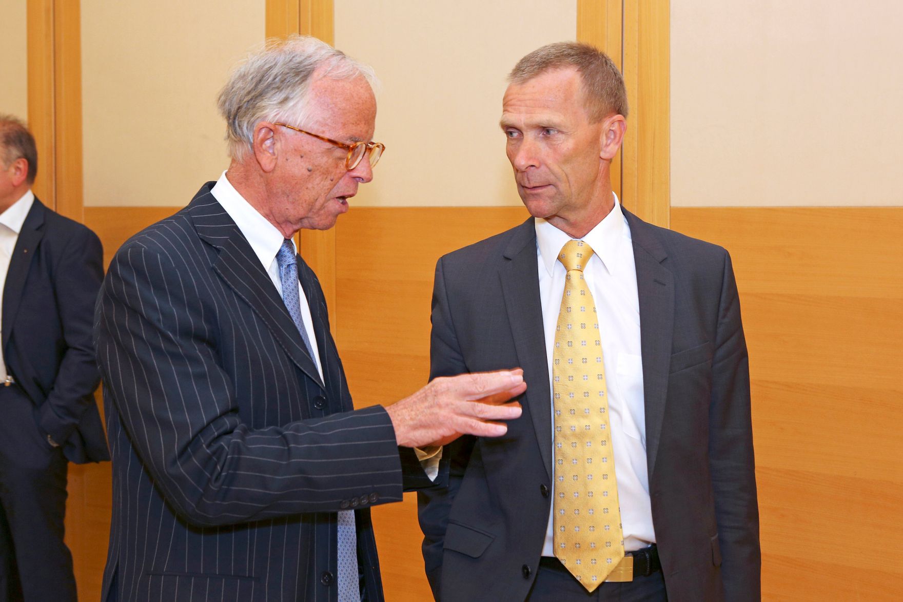 Im Rahmen der EuDEM 2015 fand am Abend des 27. April 2015 eine &ouml;ffentliche Podiumsdiskussion zum Thema &bdquo;Values &ndash; Providing Stability in Times of Crisis?&ldquo; statt. Im Bild Bundesminister a. D. Fasslabend (l.) im Gespr&auml;ch mit Brigadier Feichtinger (r.)